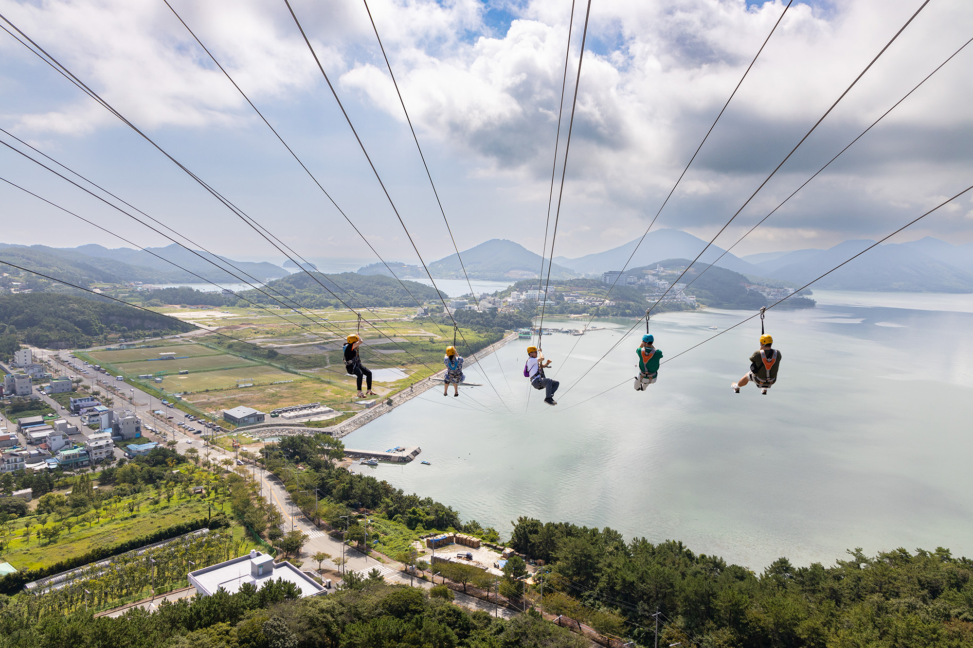 「麗水華美達廣場飯店高空滑索」全長1.2公里，帶領遊客從130公尺的高度，以時速80公里翱翔於麗水蔚藍大海上。