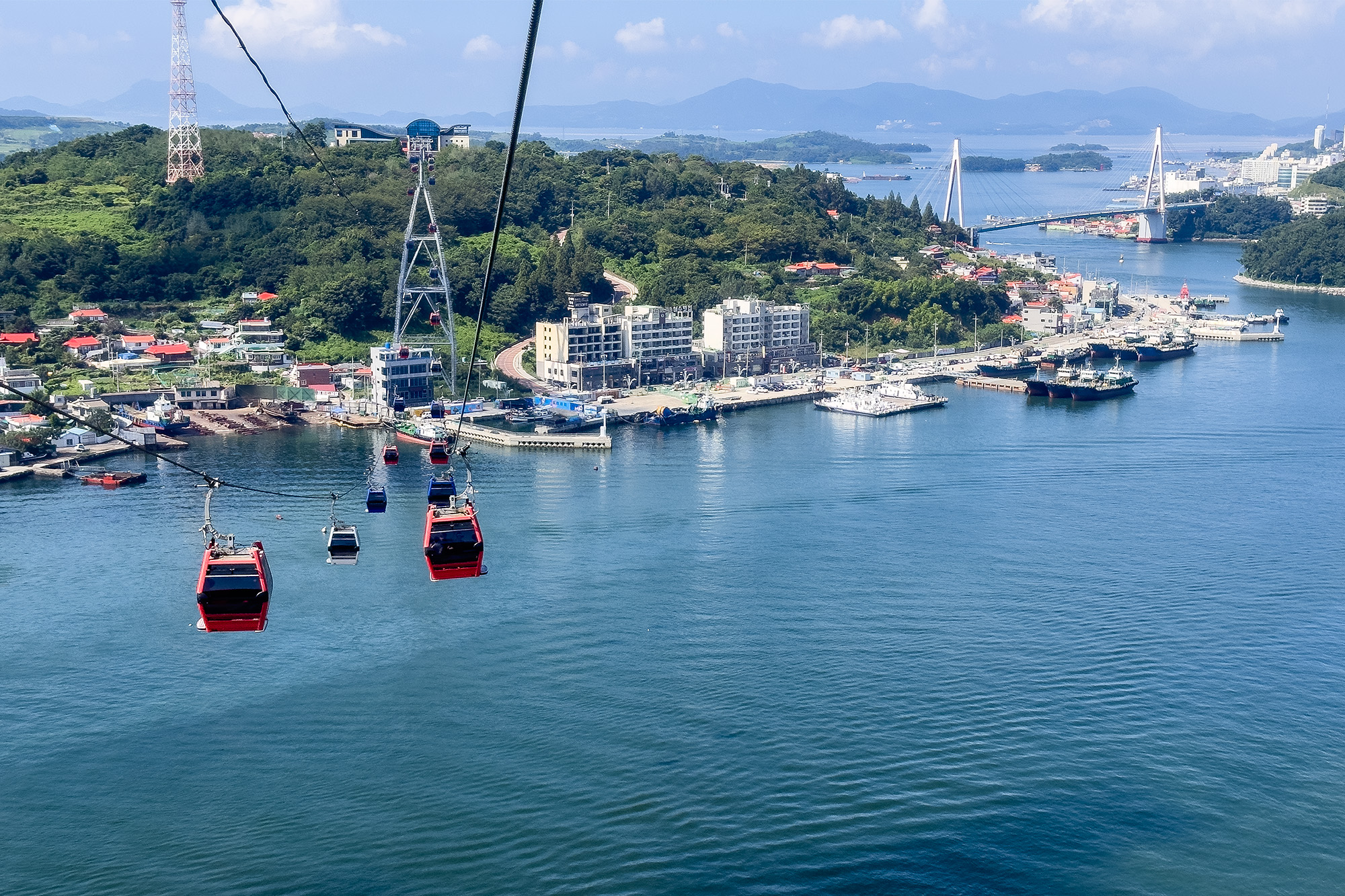 麗水以擁有美麗的海水與沿岸景觀而得名，從海上纜車可俯瞰麗水海上星羅棋布的島嶼風光。