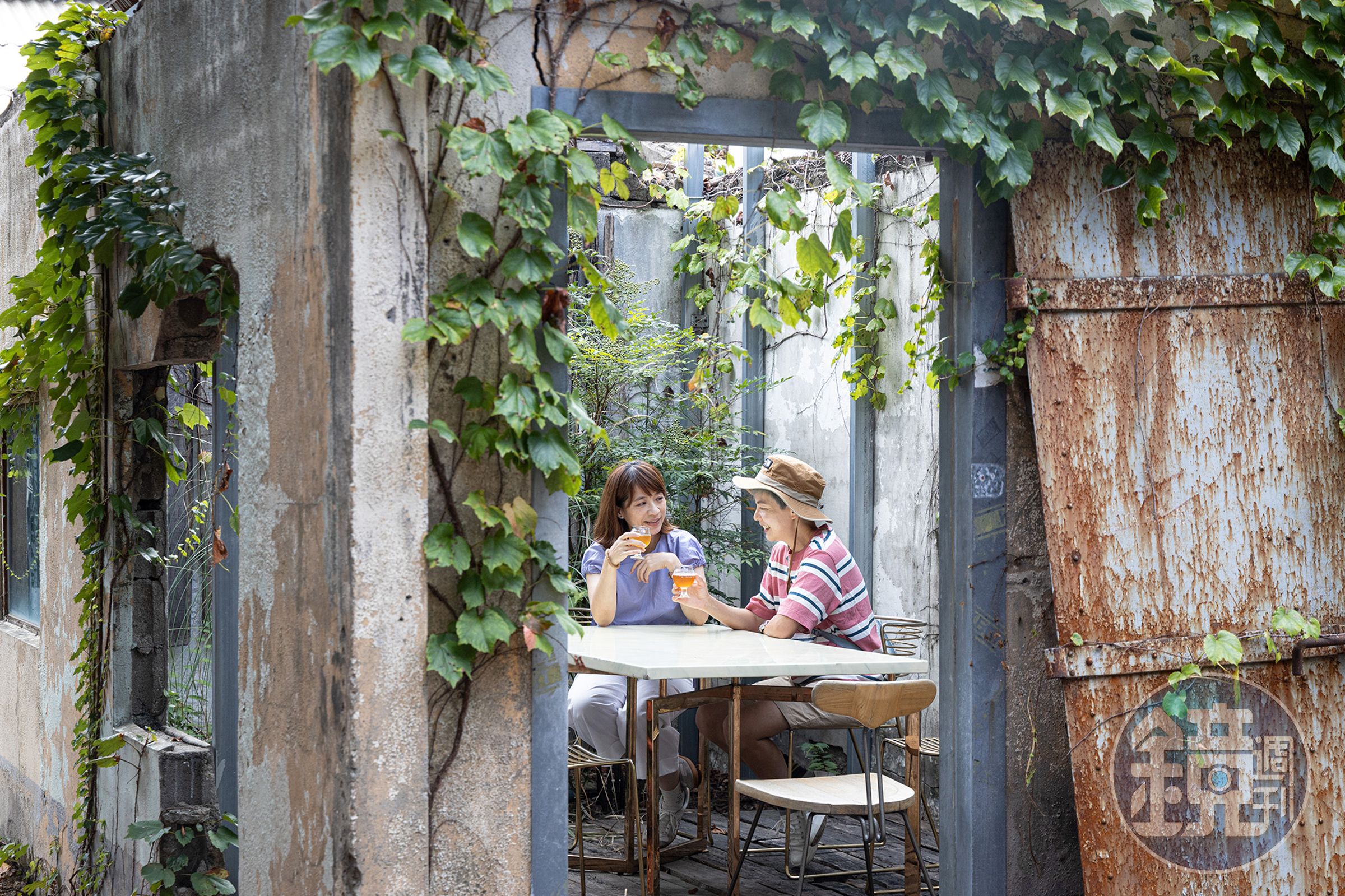酒吧也有宛如置身廢墟的戶外座位區。