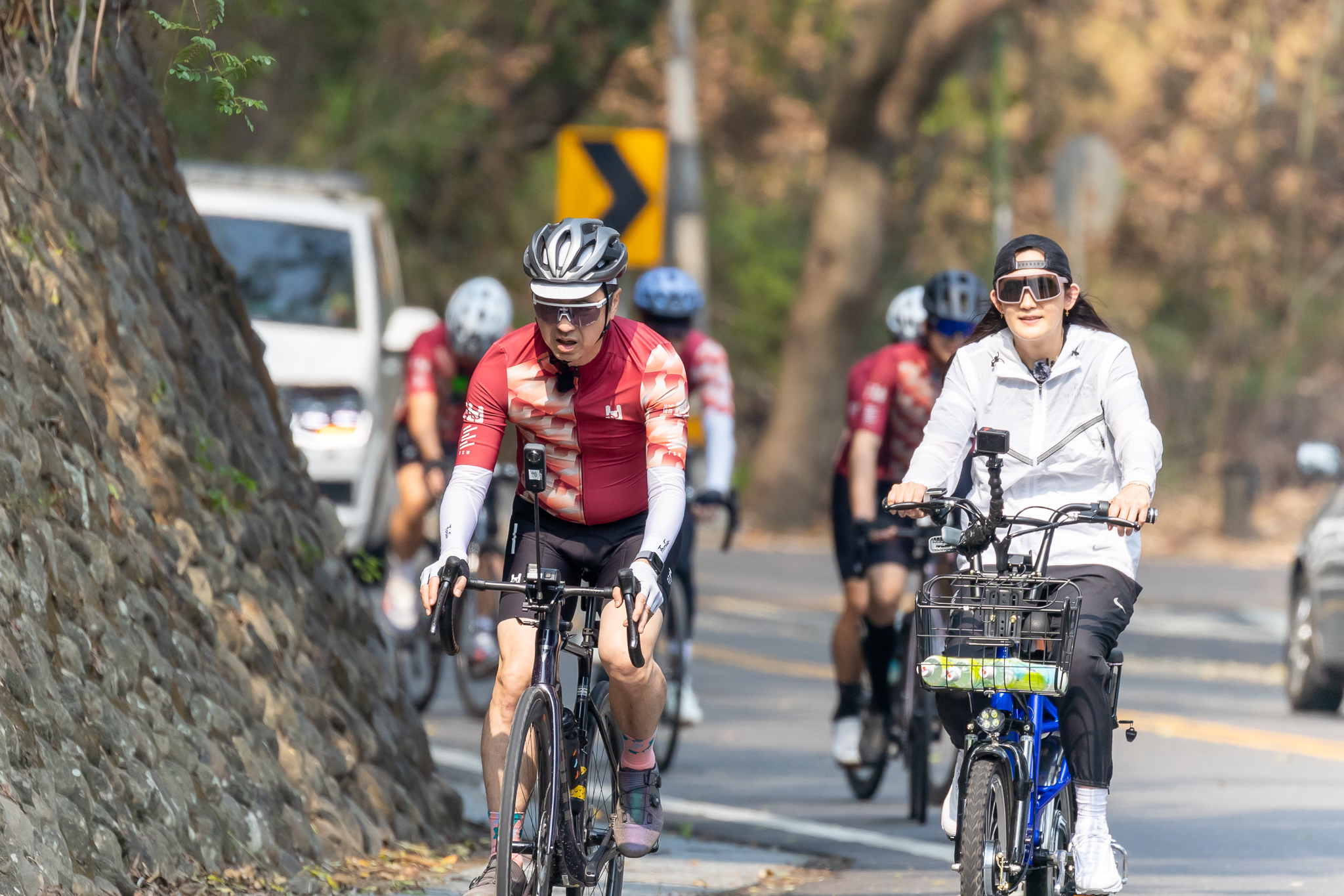 錢薇娟（右）騎著電動自行車為哈林小隊加油打氣。（好看娛樂提供）