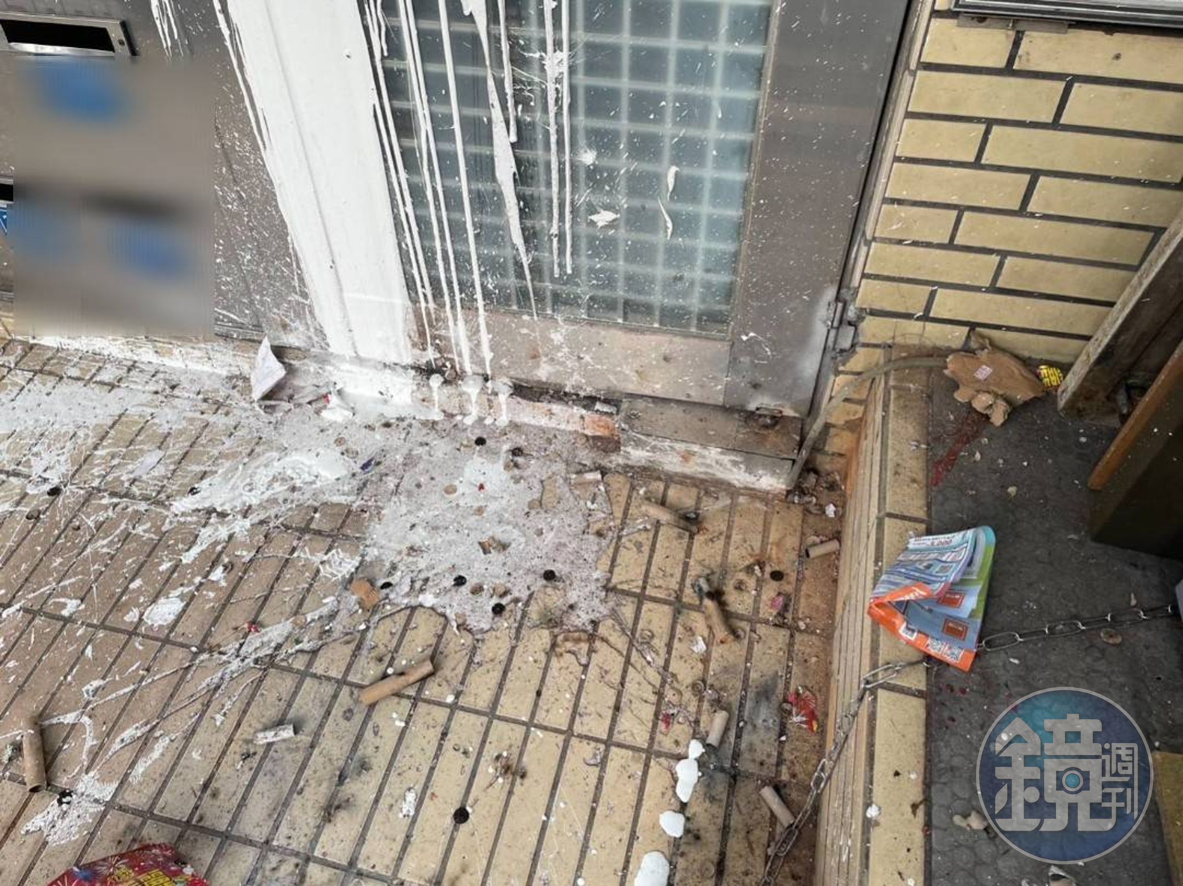 謝女為了追討被騙款項，竟到另名江姓女子住家潑漆。（翻攝畫面）