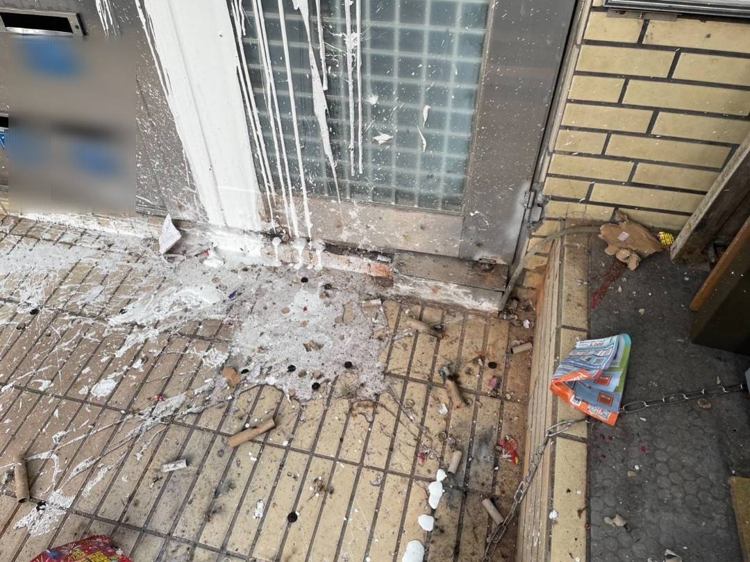 謝女為了追討被騙款項，竟到另名江姓女子住家潑漆。（翻攝畫面）