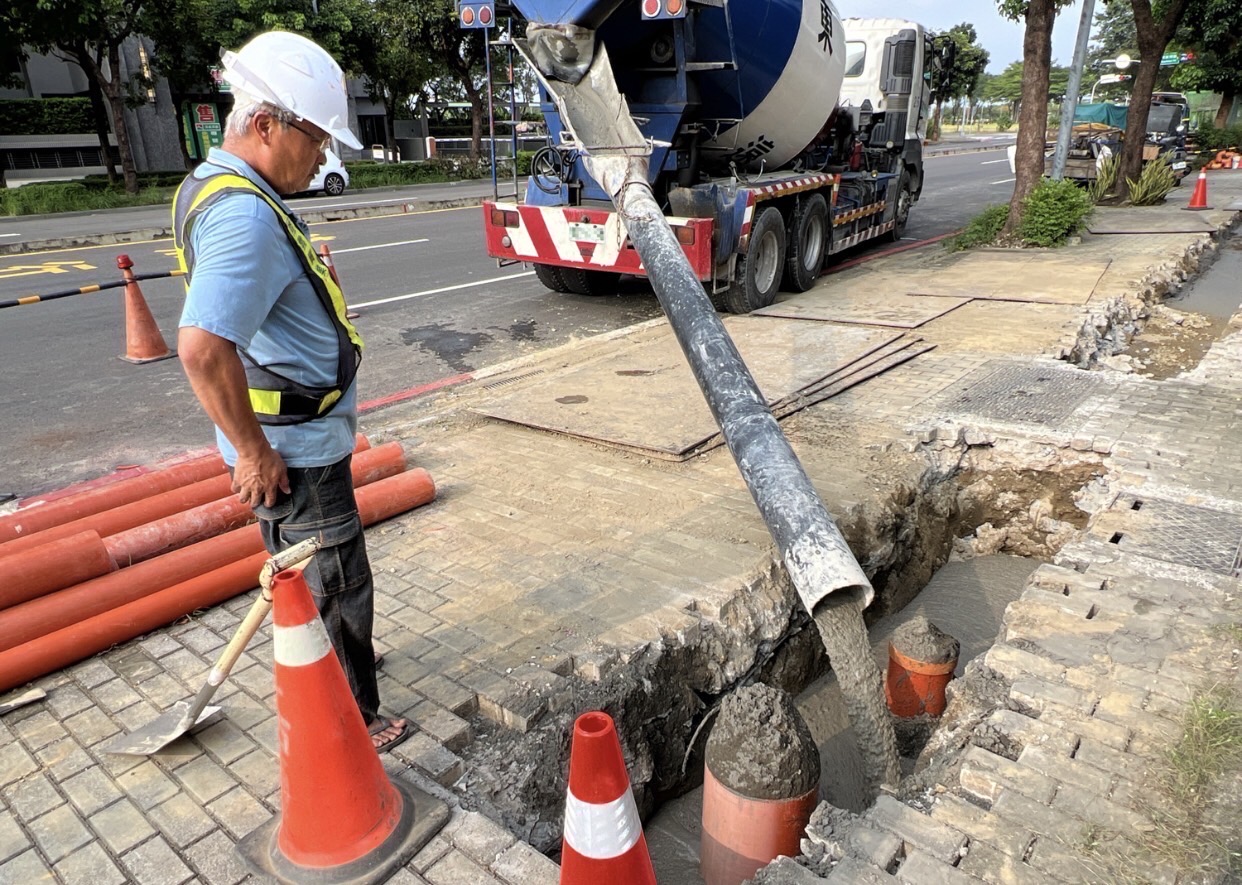 高雄市環保局首創「再生粒料供料機制與CLSM預拌混凝土廠認證」制度，將多數的粒料交給混凝土廠製造CLSM，而且加以管理、監督、認證。（讀者提供）