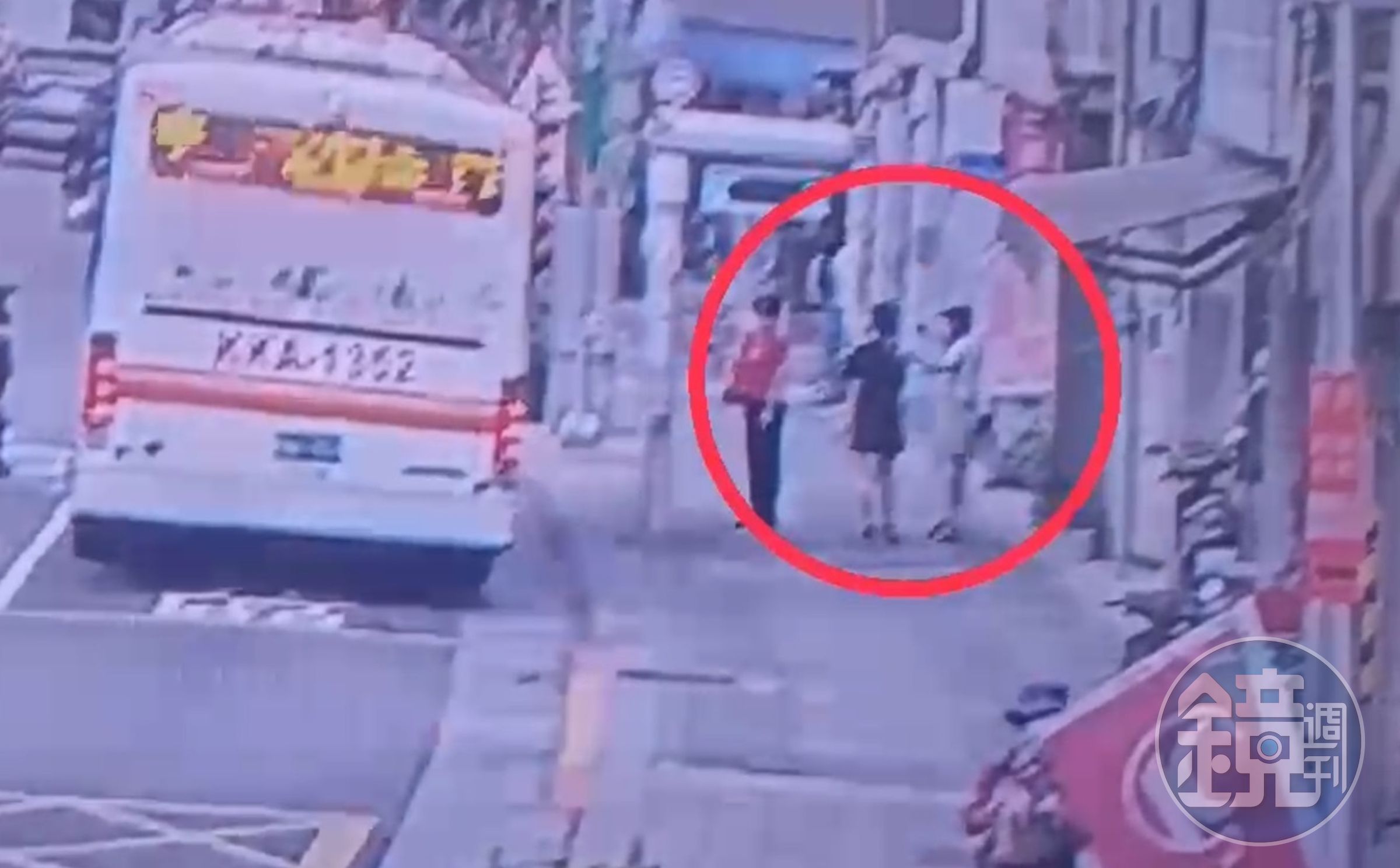 房東堅持帶女大生外出買小夜燈,卻在路上趁機伸手摸肩、背及腰。(翻攝畫面)