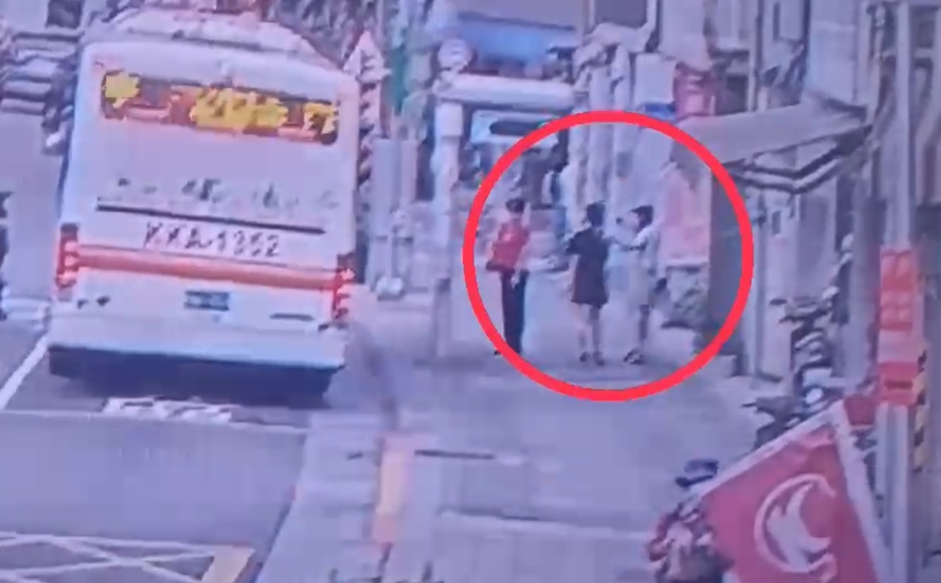 房東堅持帶女大生外出買小夜燈，卻在路上趁機伸手摸肩、背及腰。（翻攝畫面）