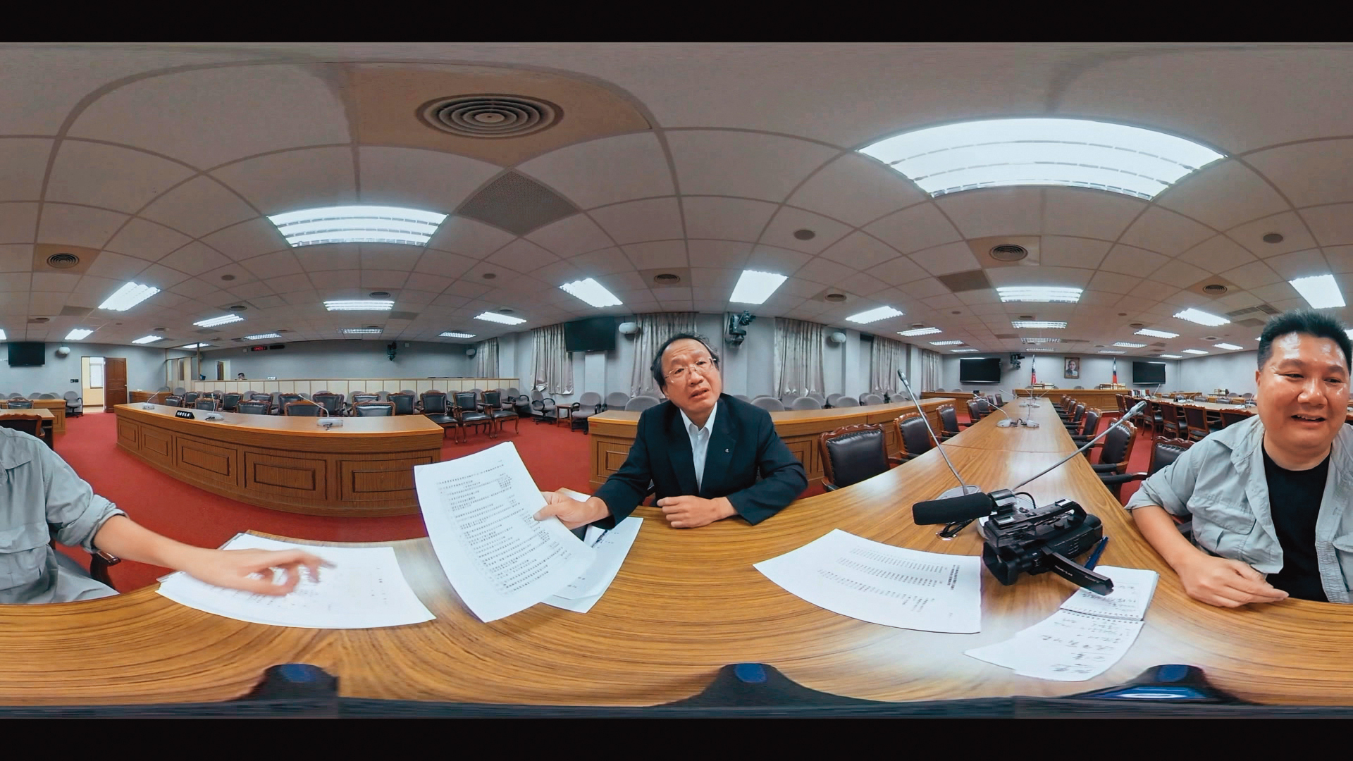 為追查農委會官員是否違反實驗室生物安全，李惠仁（右）採訪時任農委會副主委黃金城（左）。（公視提供）