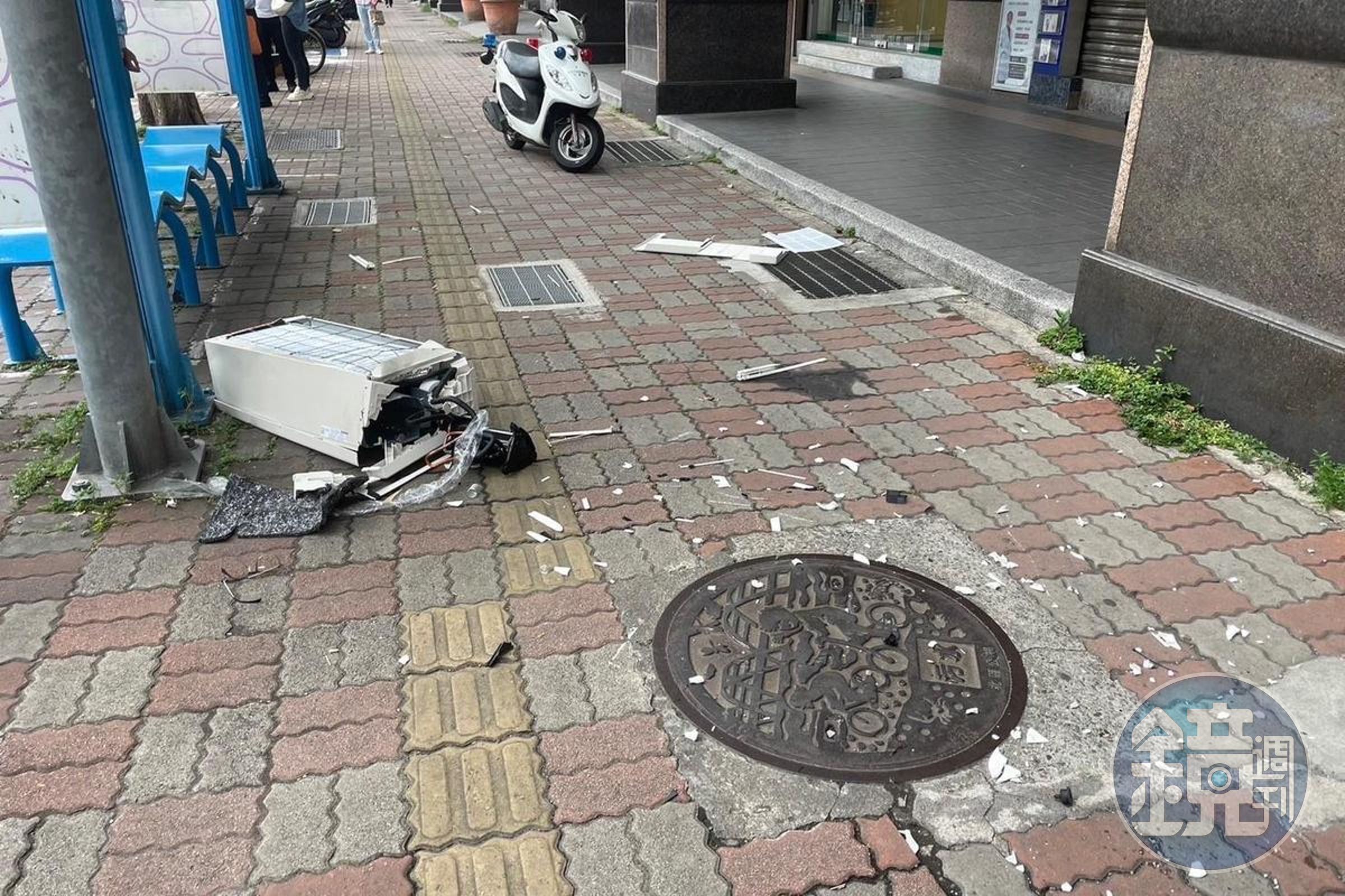 今年7月,一名政大女大生在等公車期間,遭到高處墜落的冷氣機砸死。(翻攝畫面)