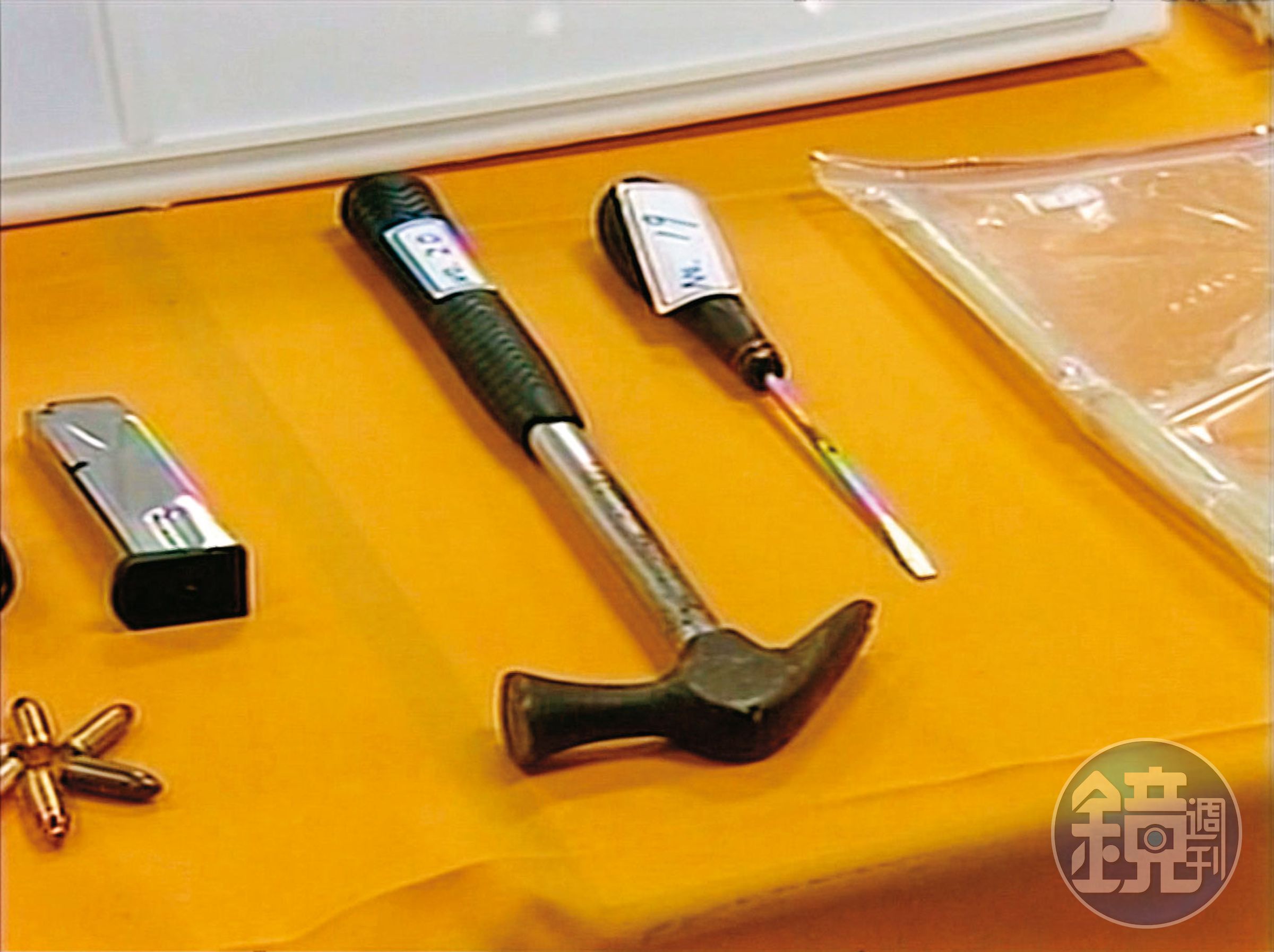 警方追查近1個月後宣布破案，也查扣犯案用的鐵鎚等工具。（東森新聞提供）