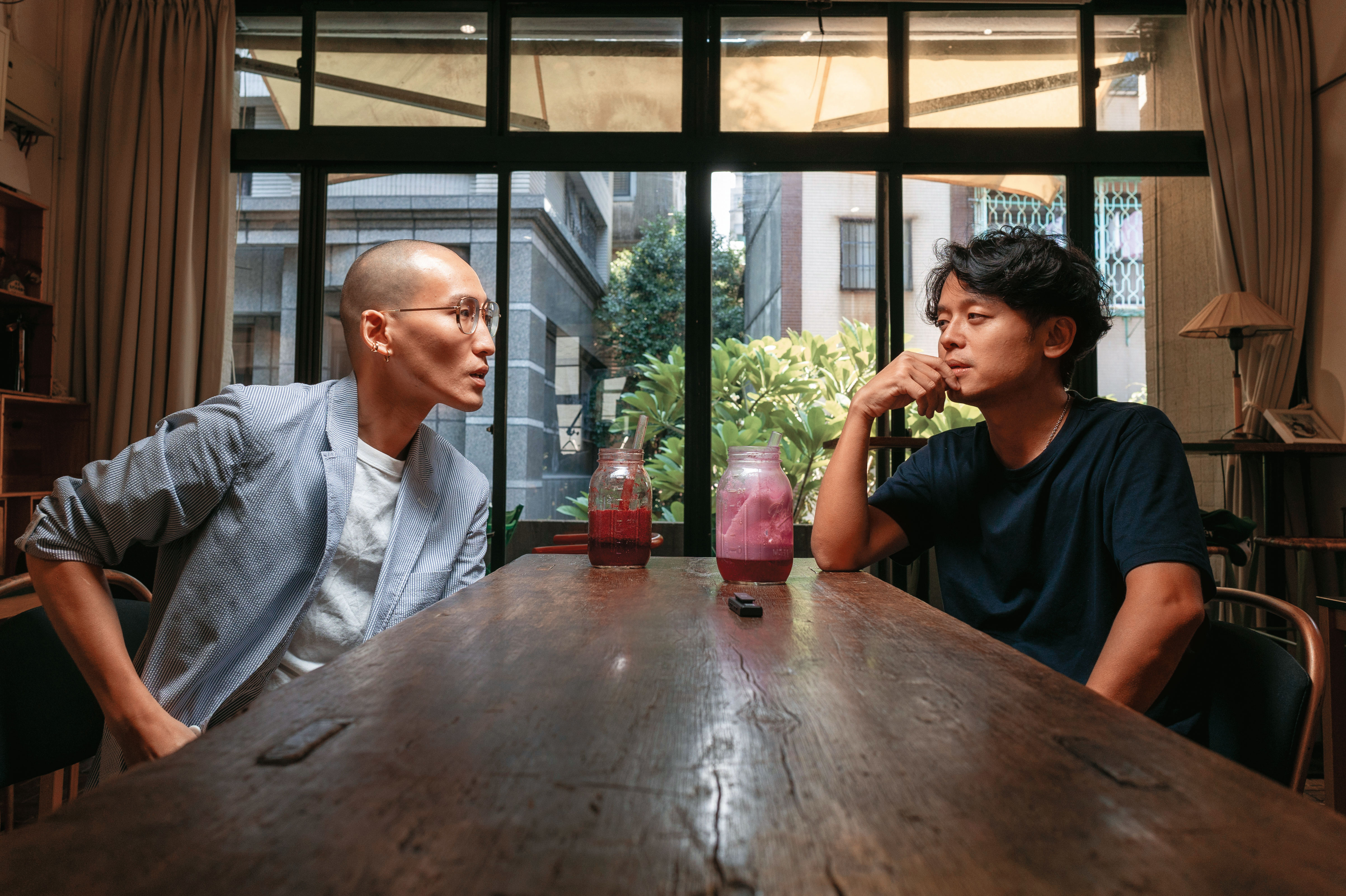 唐福睿（右）、劉珞亦（左）有許多共同點：都畢業自法律系，有律師資格，目前也沒有執業。此外，他們都是直男，同時共同關切性別議題。