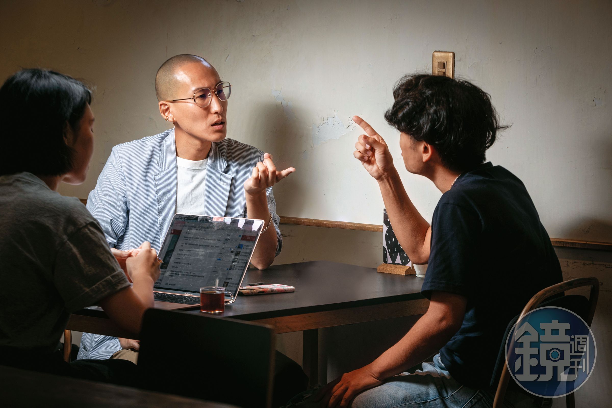 唐福睿（右）、劉珞亦（左）在對談中交換法律見解與生活經驗，兩個相差十歲的法律男對話，頗有火花。