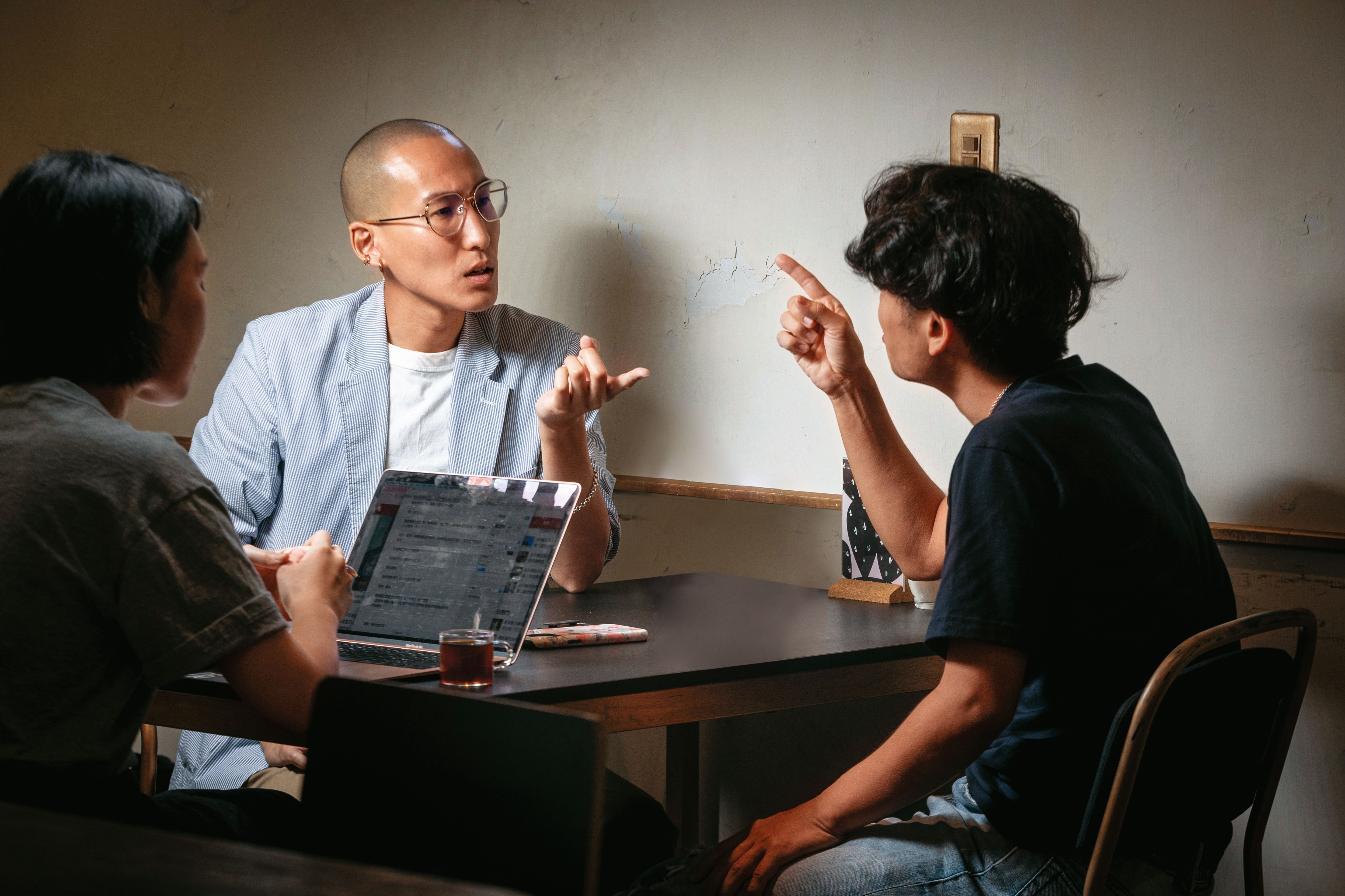 唐福睿（右）、劉珞亦（左）在對談中交換法律見解與生活經驗，2個相差10歲的法律男對話，頗有火花。