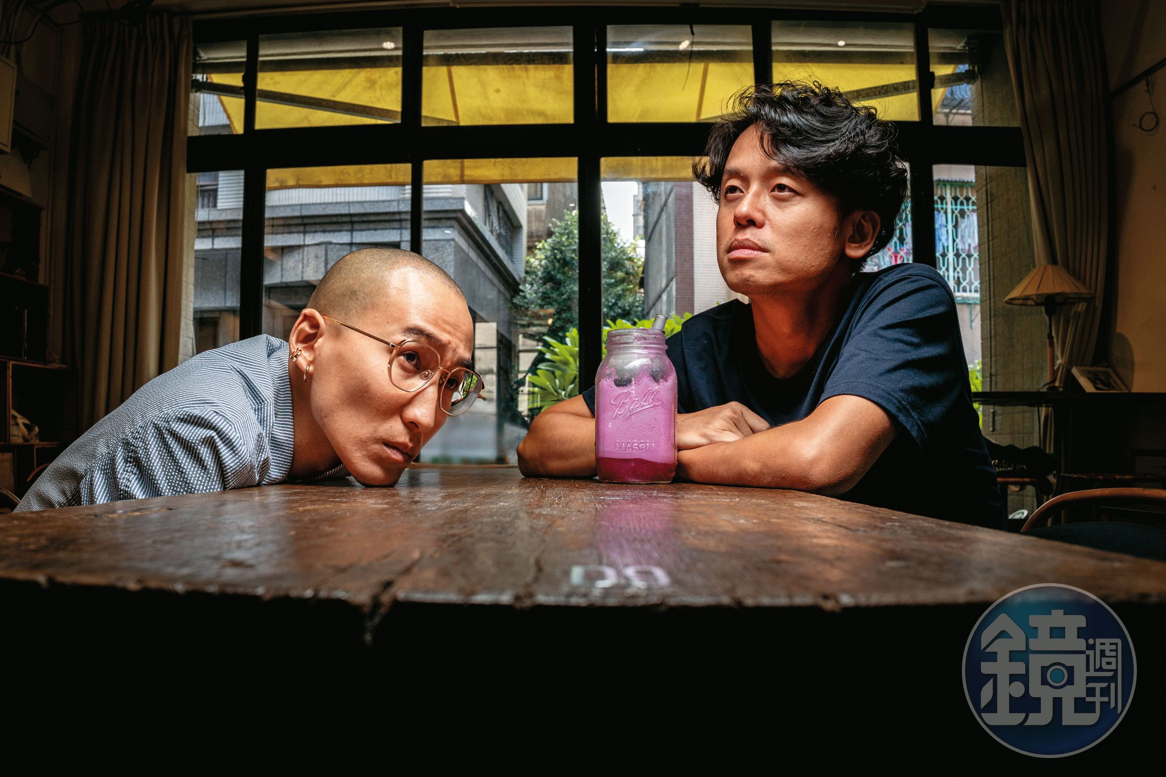 唐福睿（右）、劉珞亦（左）現場分享印象深刻的童話故事，從《藍鬍子》到《睡美人》，結果發現這些童話故事呈現的價值觀都「很有問題」。