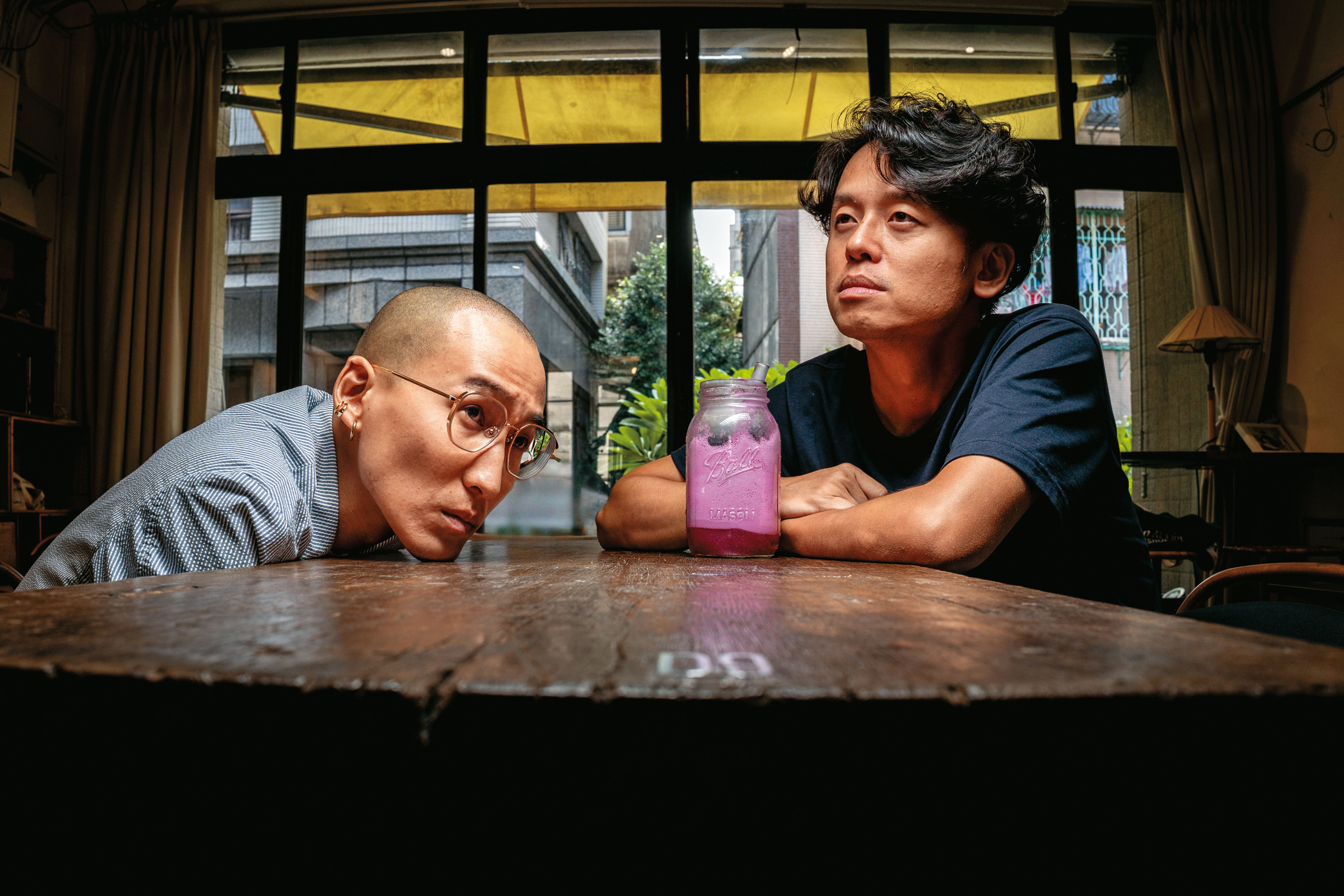 唐福睿（右）、劉珞亦（左）現場分享印象深刻的童話故事，從《藍鬍子》到《睡美人》，結果發現這些童話故事呈現的價值觀都「很有問題」。