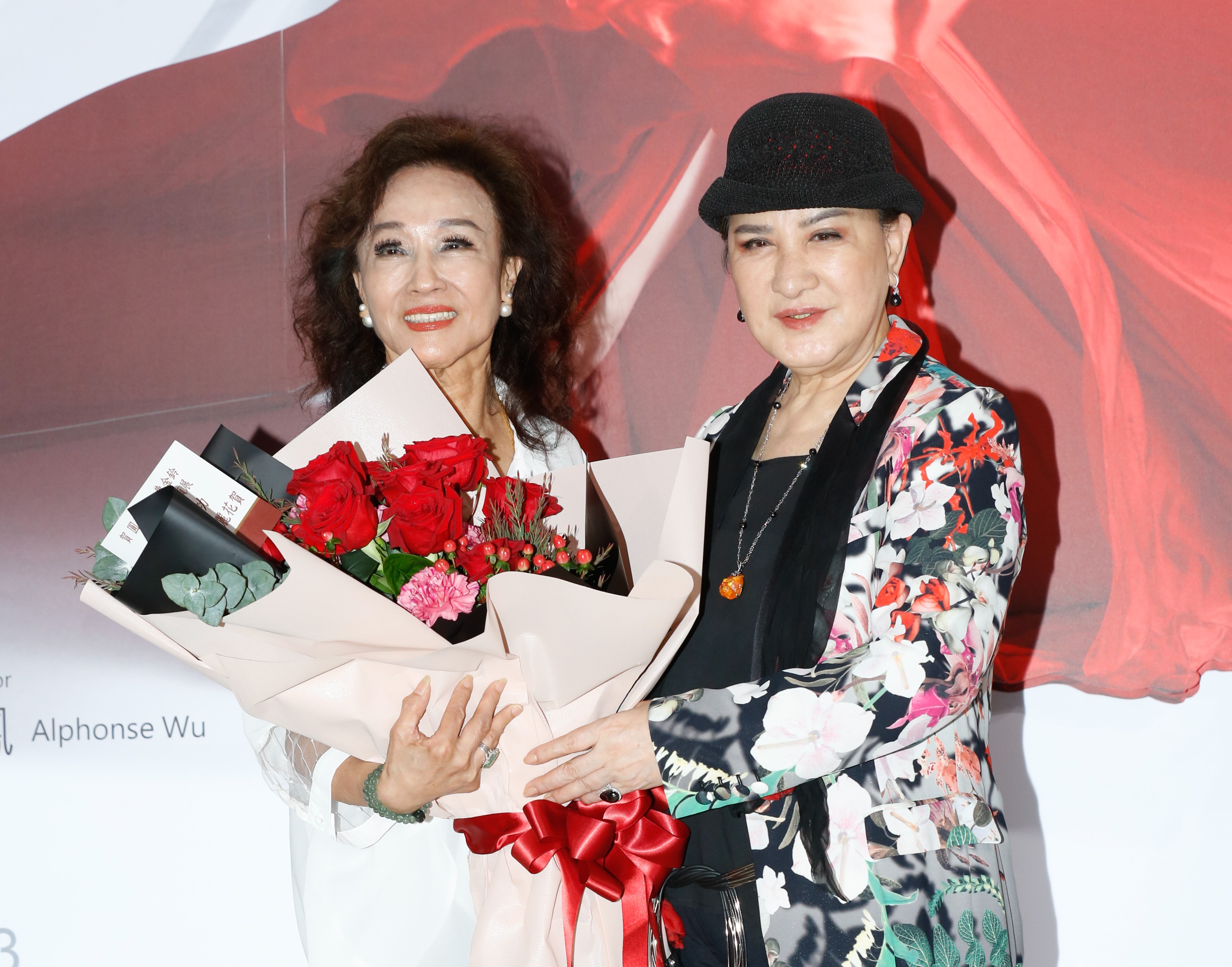 曹金鈴舉辦回顧展楊麗花現身會場。