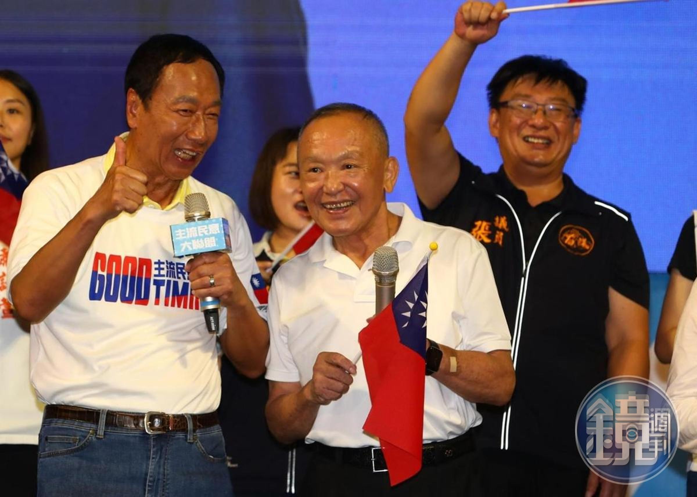 徐耀昌（右）因公開力挺郭台銘（左），國民黨今召開考紀會決議，開除徐耀昌黨籍。（本刊資料照）