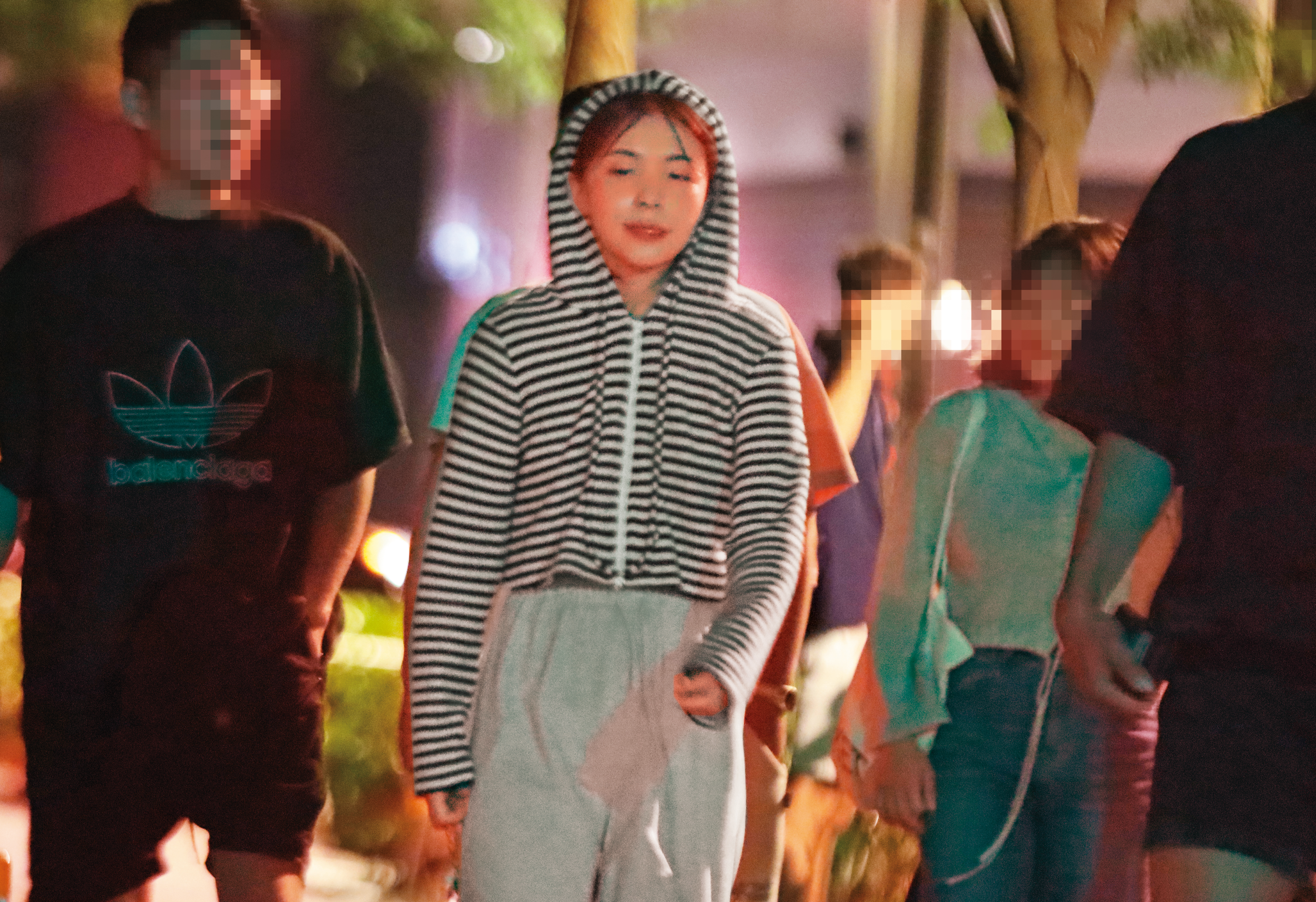 9月16日02：29，李多慧一路上眼神都迷迷濛濛，看似喝了不少。