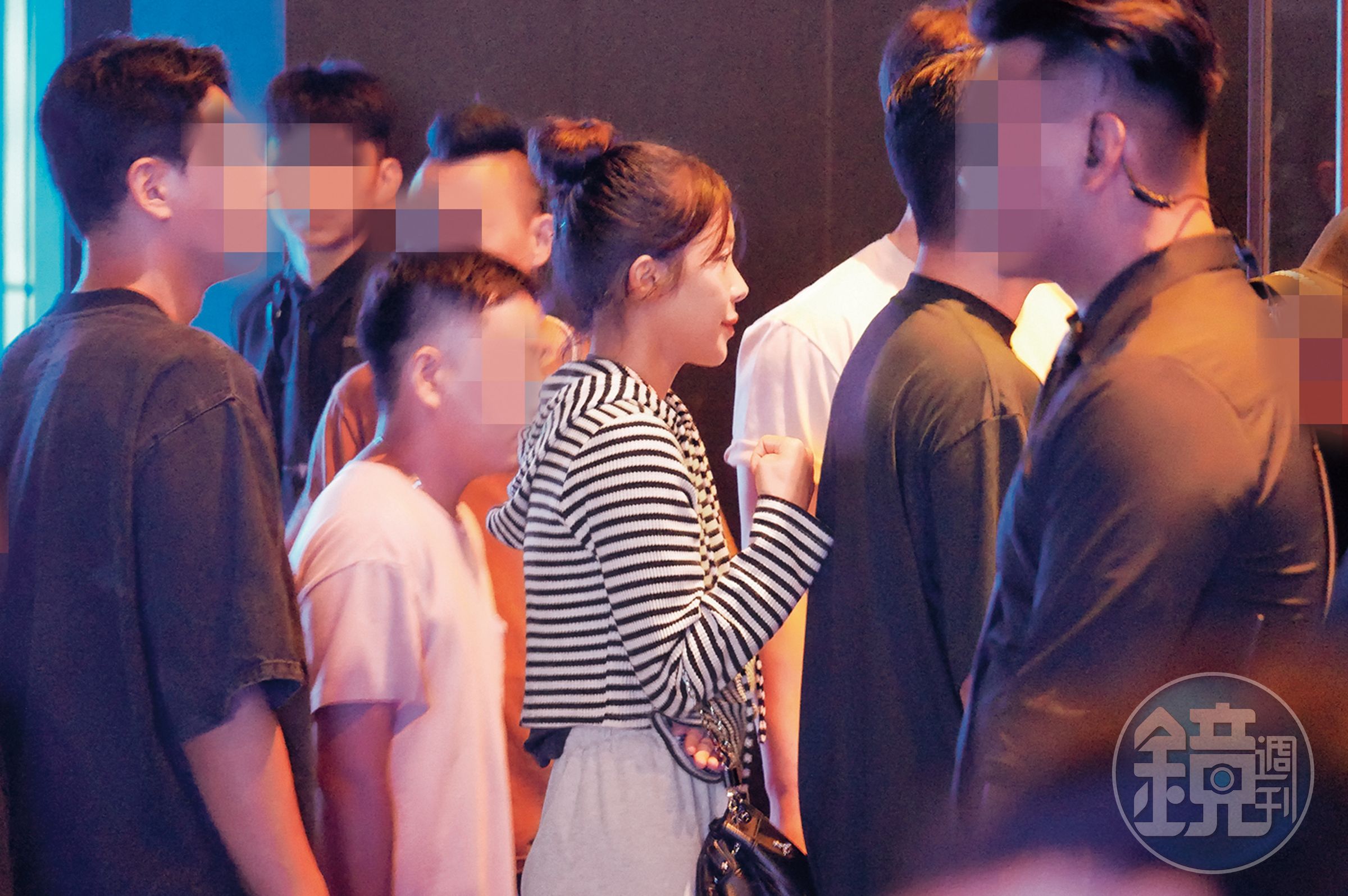 9月16日00:27,李多慧在一群男性友人簇擁下,免排隊走向夜店。