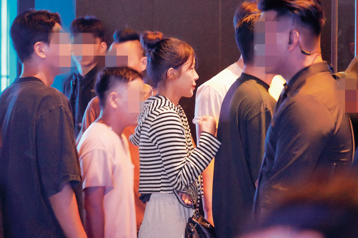 9月16日00:27,李多慧在一群男性友人簇擁下,免排隊走向夜店。