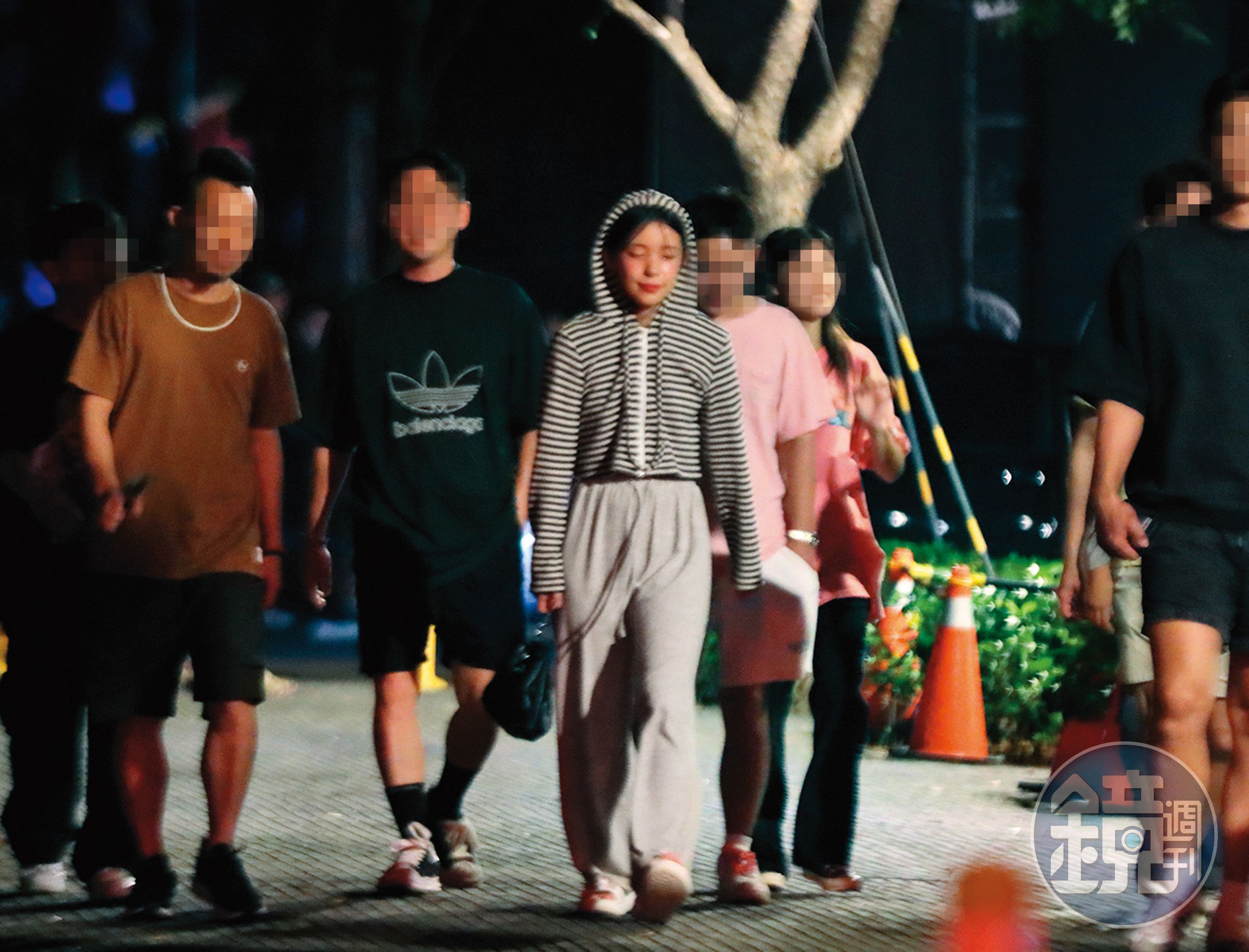 9月16日02:28,友人將她圍在中間,走去附近停車場取車。