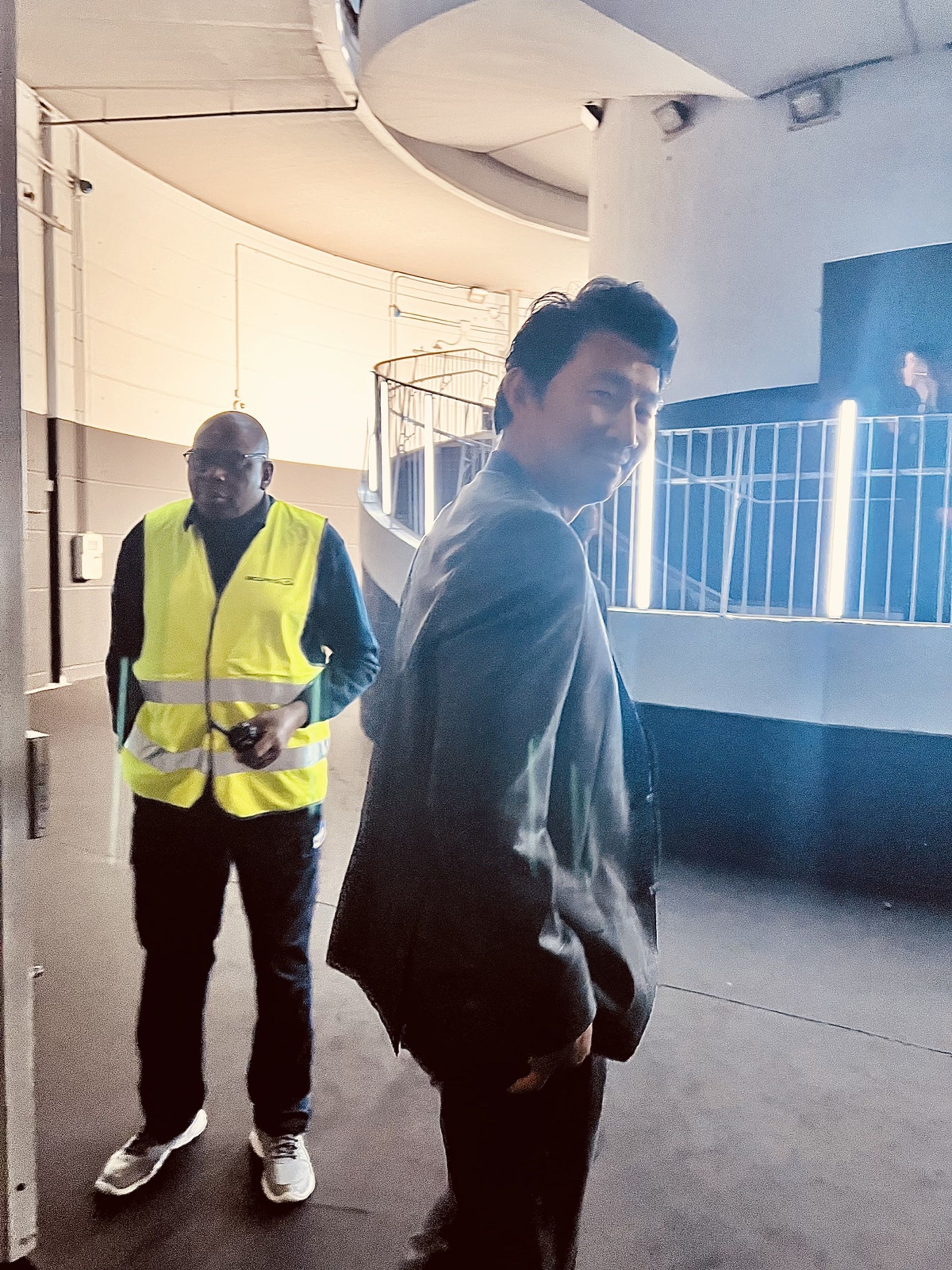 演出好萊塢電影《尚氣》、《芭比》的劉思慕,很有男人味。