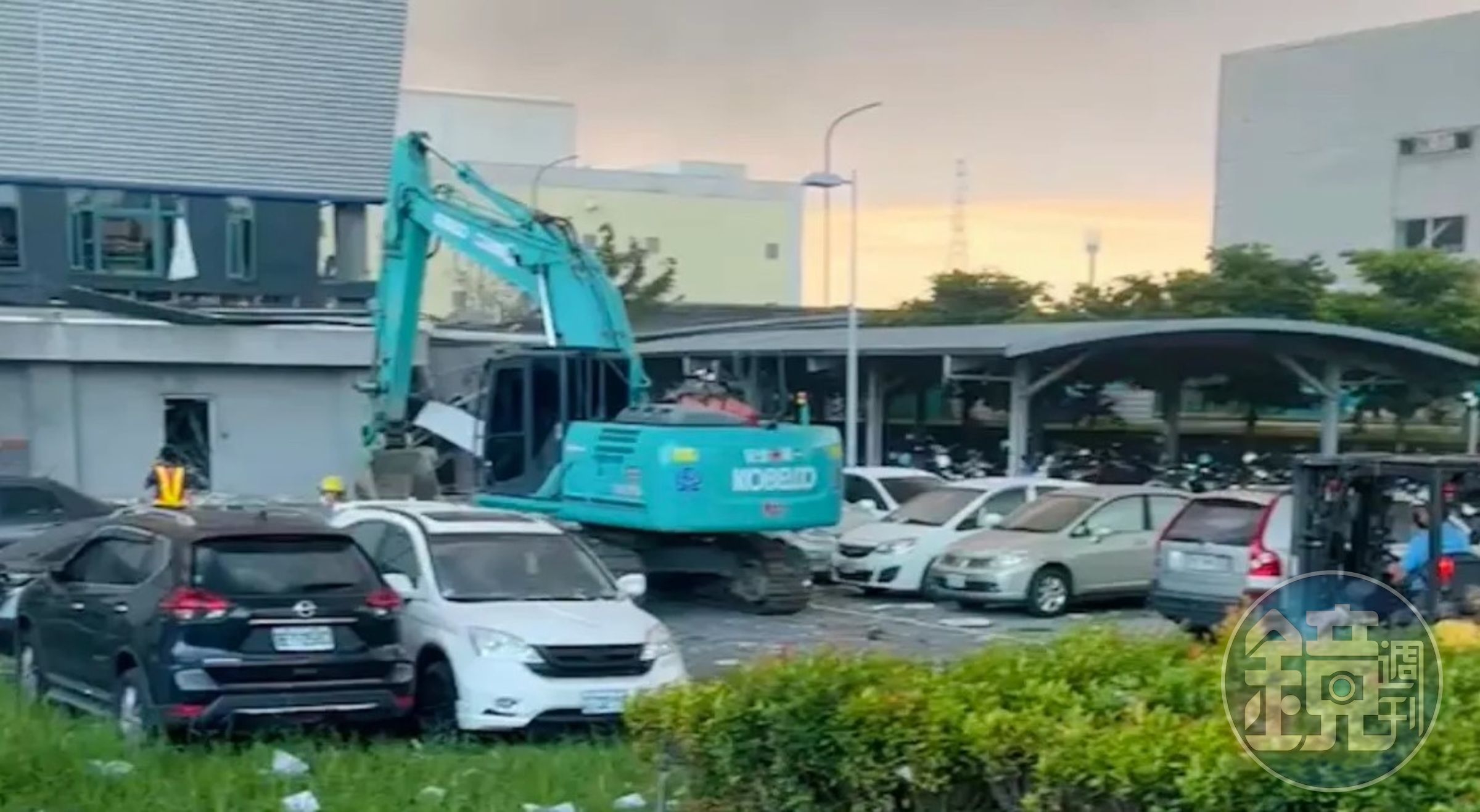 屏東明揚工廠火燒整夜釀4死百傷,今天早上陸續救出2名失聯民眾。(屏東縣消防局提供)
