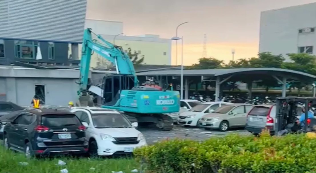 屏東明揚工廠火燒整夜釀4死百傷,今天早上陸續救出2名失聯民眾。(屏東縣消防局提供)