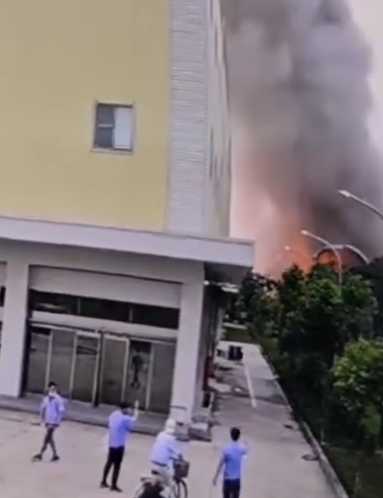 明揚國際廠房昨晚爆炸起火，引來員工圍觀，火勢越燒越大後民眾趕忙穿越停車場離開現場。（翻攝自鄭榮貴臉書）