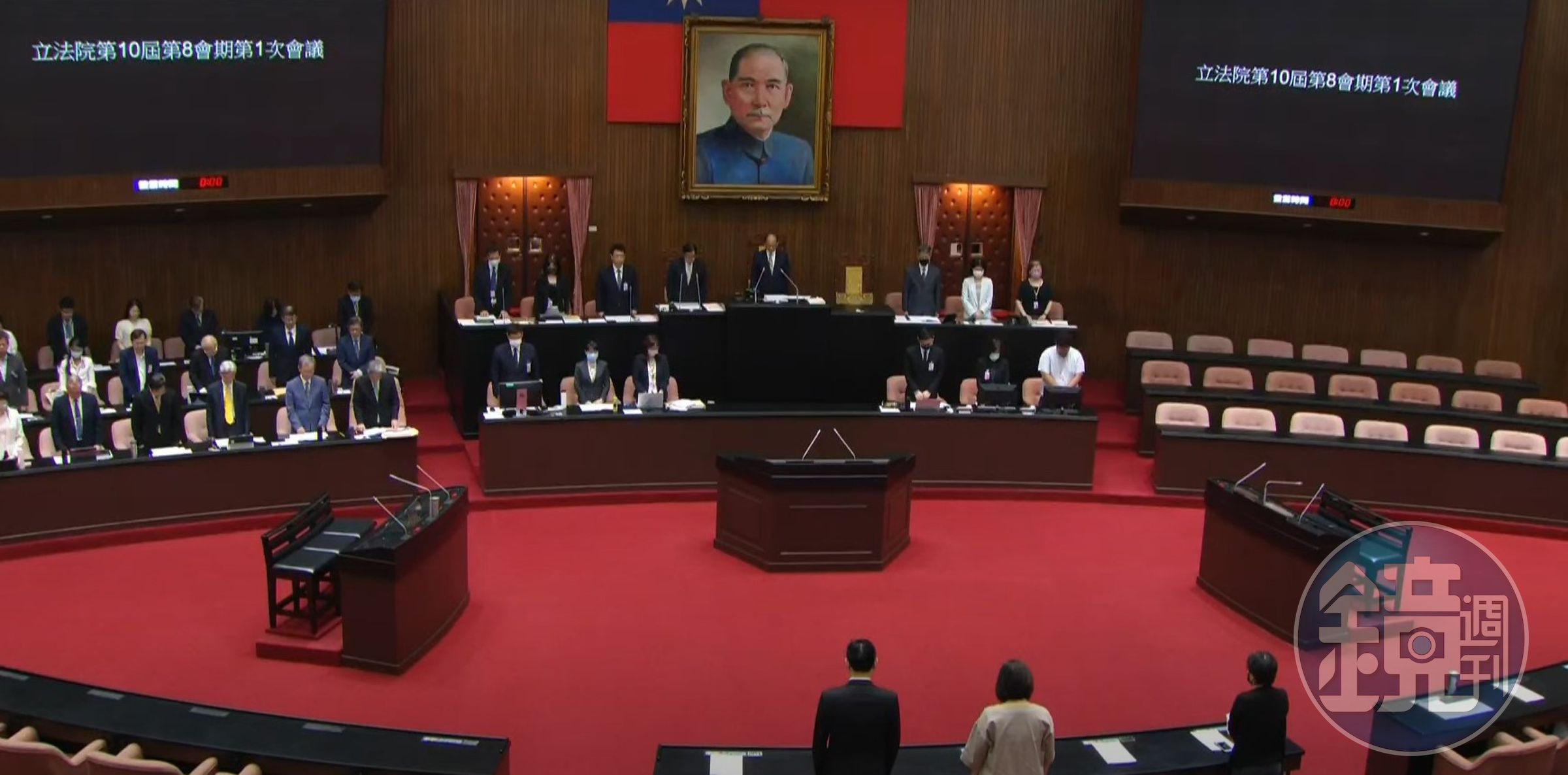 立法院今天在院會一開始時，全體默哀1分鐘，向屏東死傷者表達哀悼慰問之意。（翻攝自國會頻道YT）