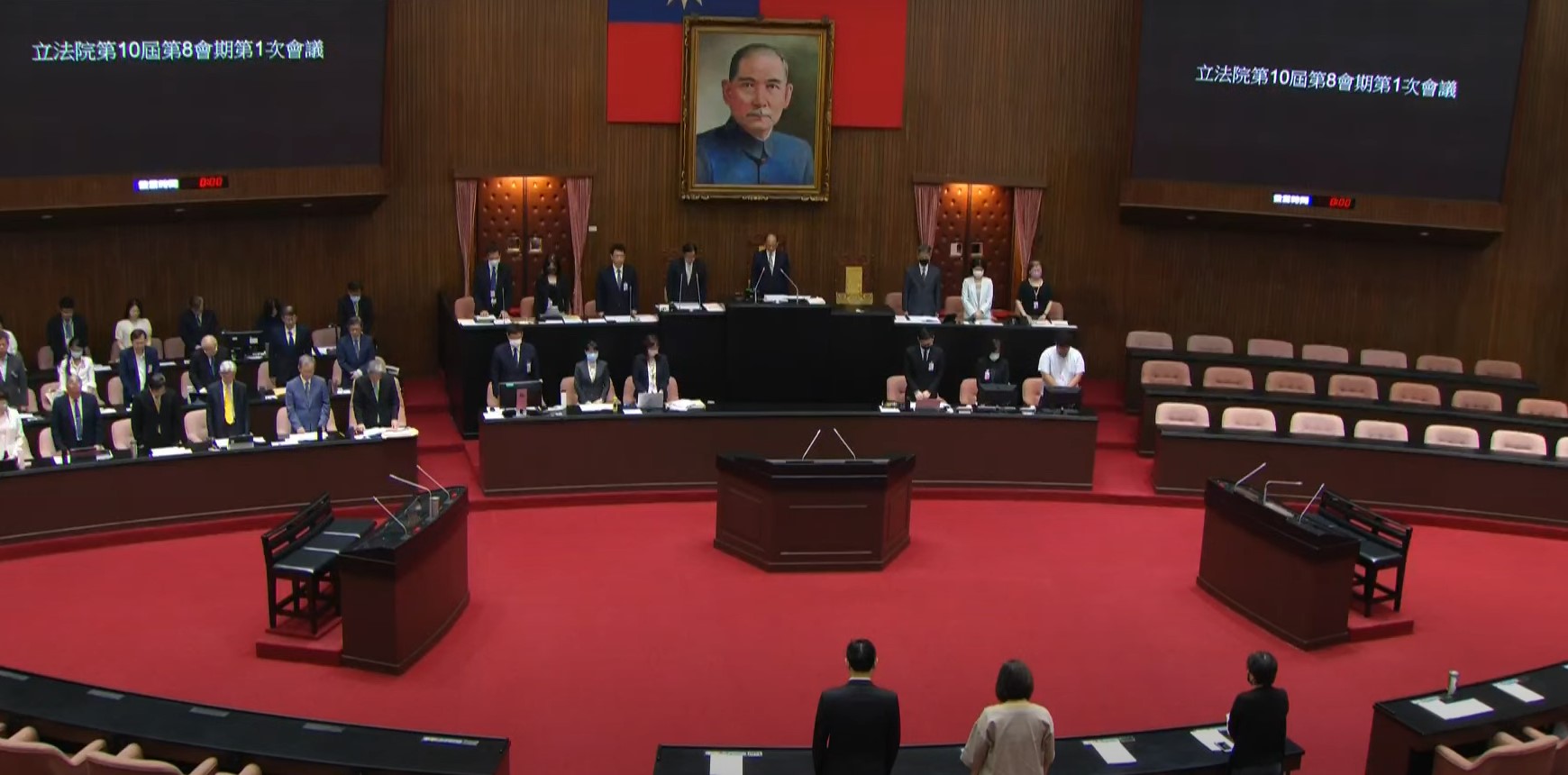 立法院今天在院會一開始時,全體默哀1分鐘,向屏東死傷者表達哀悼慰問之意。(翻攝自國會頻道YT)
