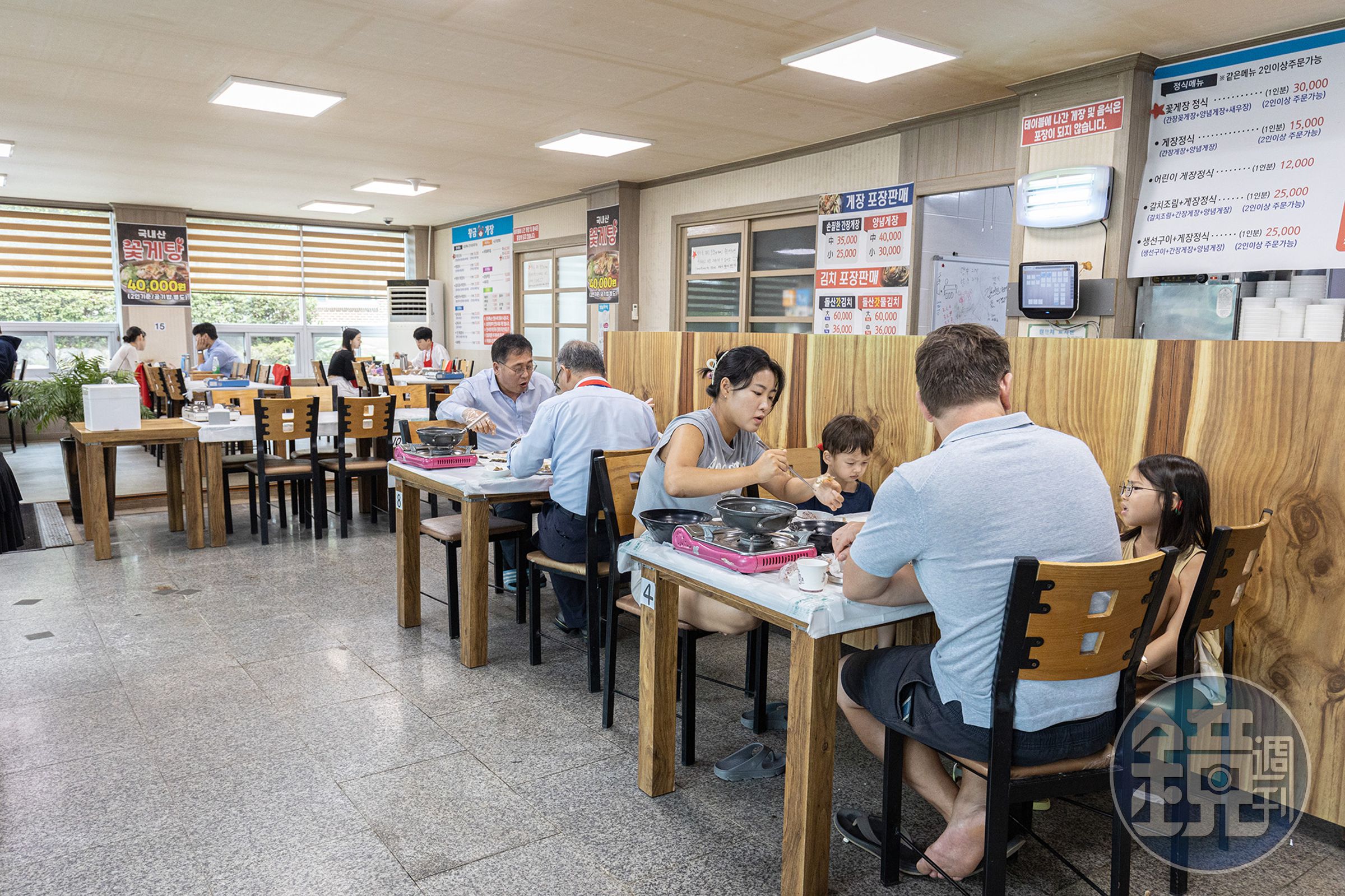 醬蟹餐廳用餐空間寬敞,還有全家大小一起來大快朵頤。