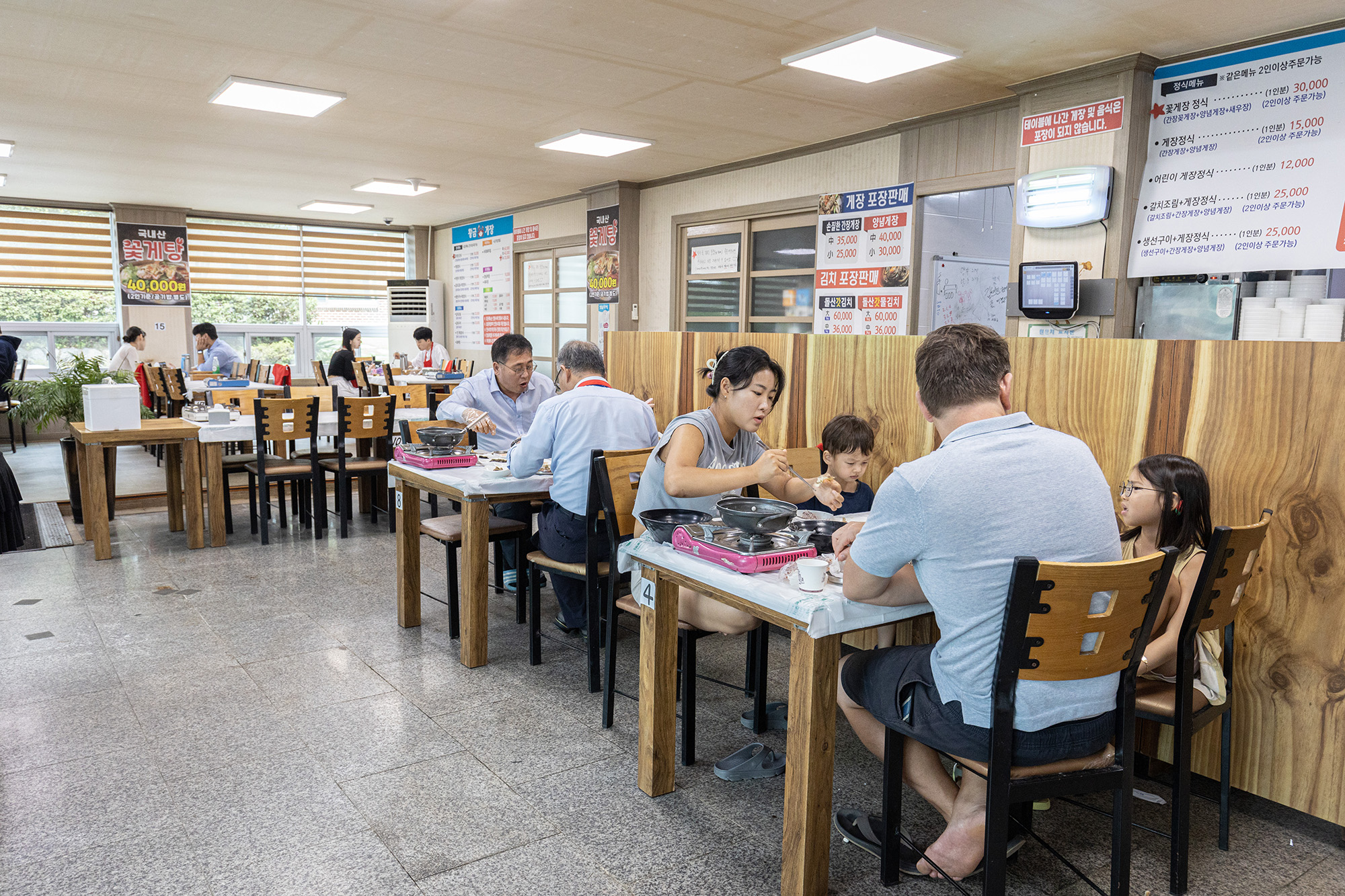 醬蟹餐廳用餐空間寬敞，還有全家大小一起來大快朵頤。
