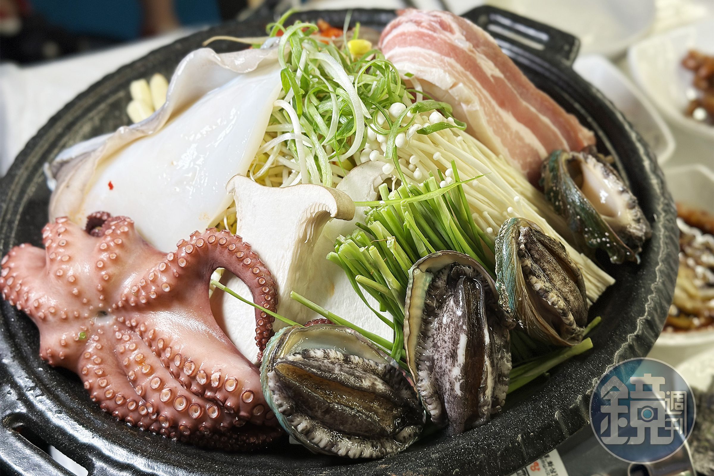 麗水章魚三合的標配是麗水特有小章魚,搭配豬五花、蔬菜等食材一起放在火鍋內拌煮。(78,000韓元/大份,約NT$1,950)