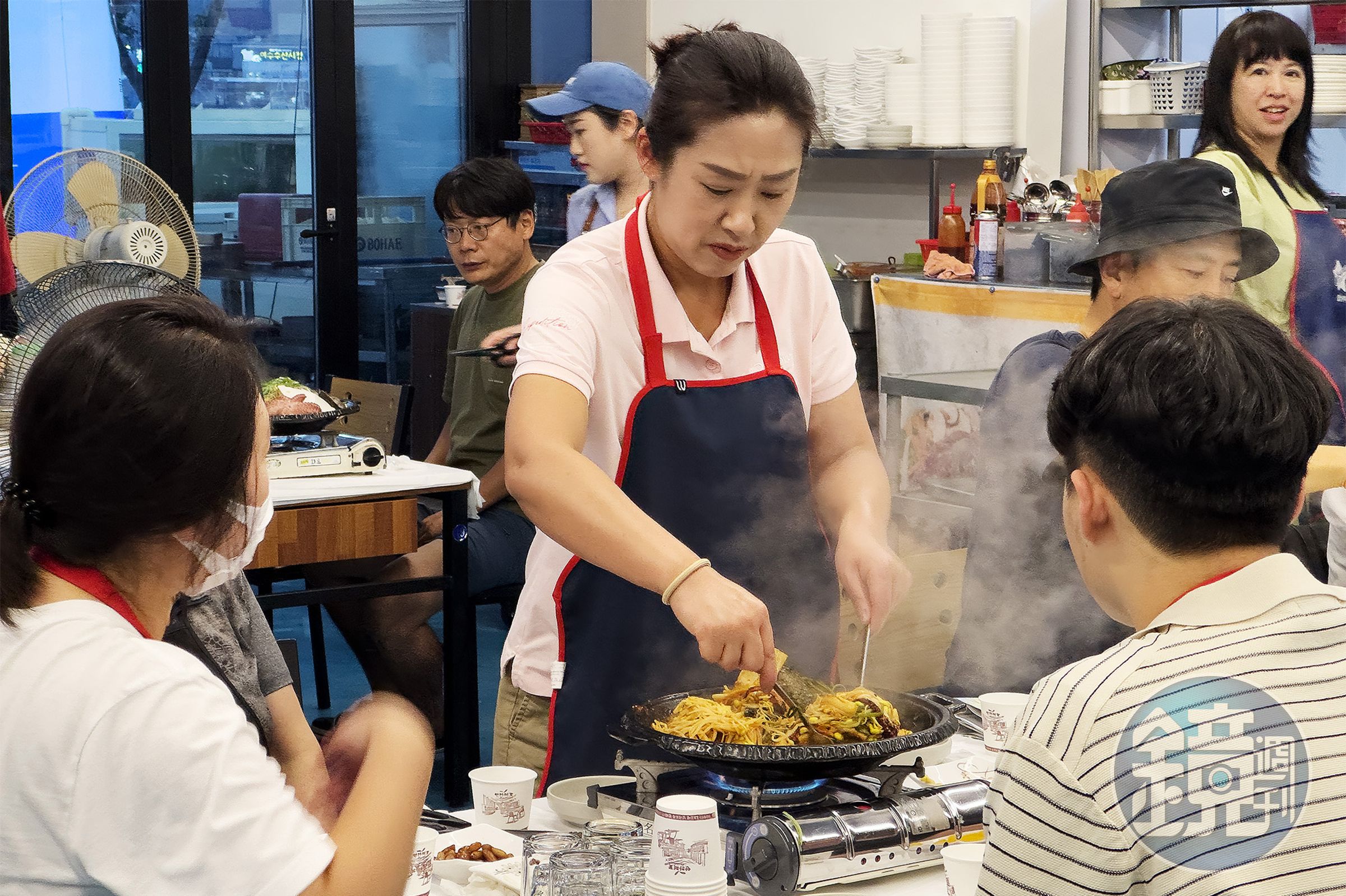 店員會幫忙將食材剪成小塊後,讓食材均勻受熱炒熟。