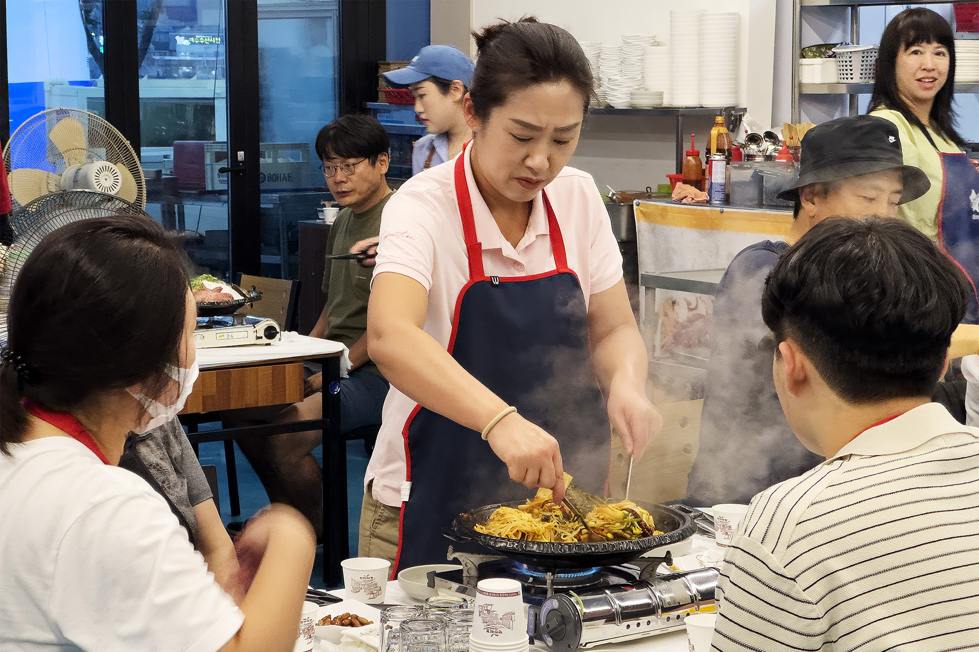 店員會幫忙將食材剪成小塊後，讓食材均勻受熱炒熟。