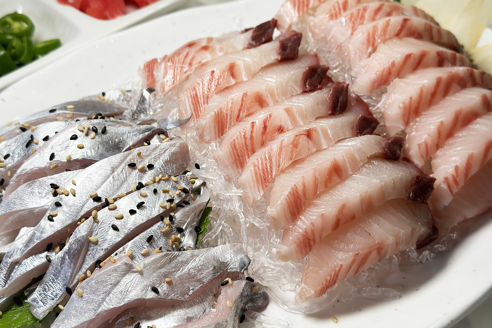 麗水的生魚片也十分著名，當季的銀刀魚、鮁魚沙西米口肉質非常Q彈鮮美。（80,000韓元/大份，約NT$2,000）