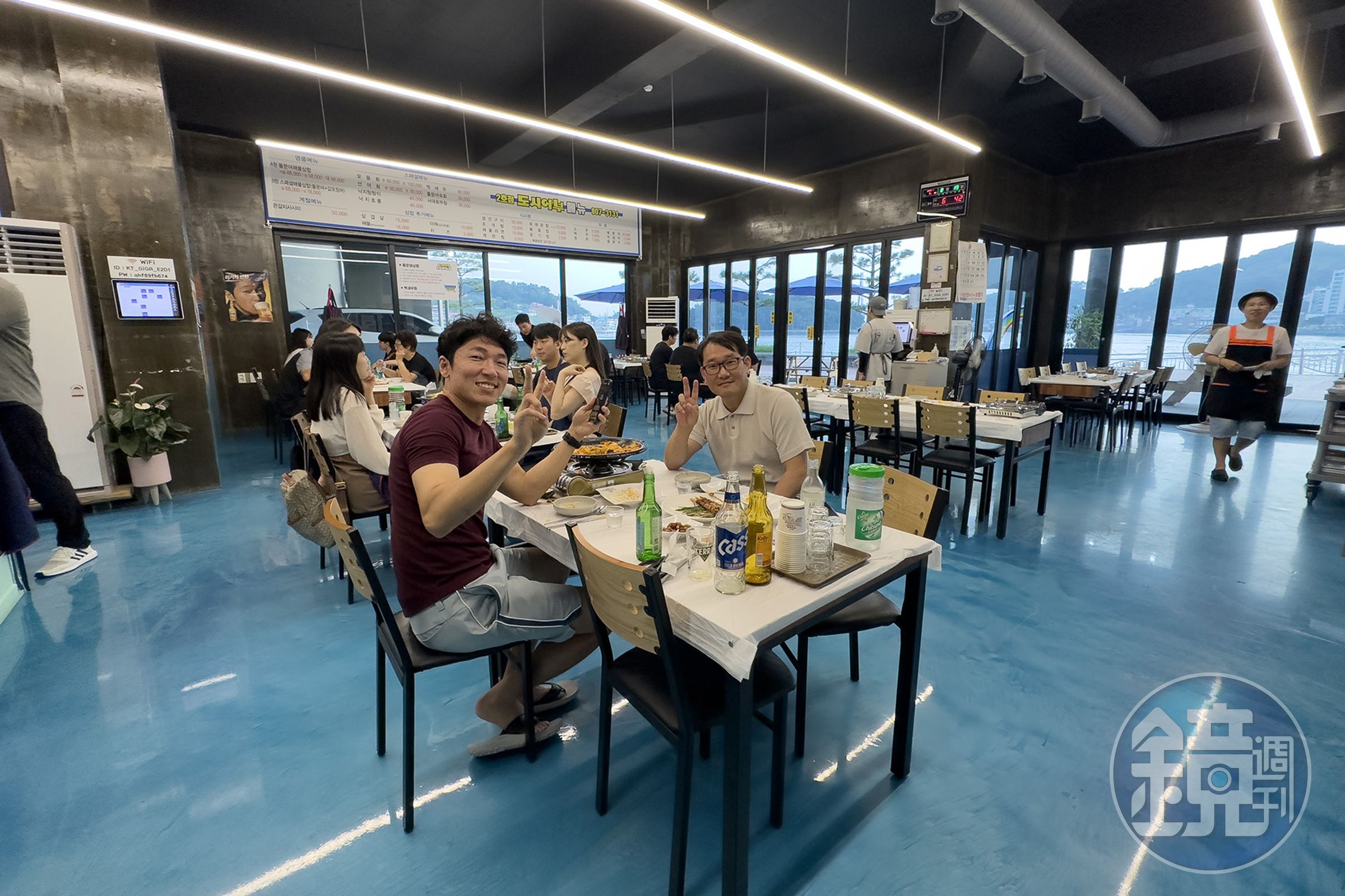 餐廳就位於海堤邊,走出去就能欣賞海岸風光。