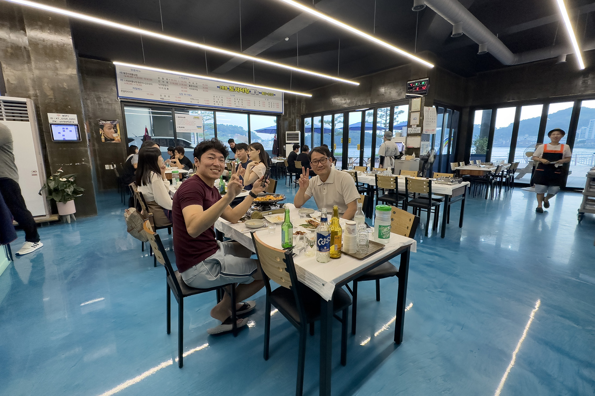 餐廳就位於海堤邊，走出去就能欣賞海岸風光。