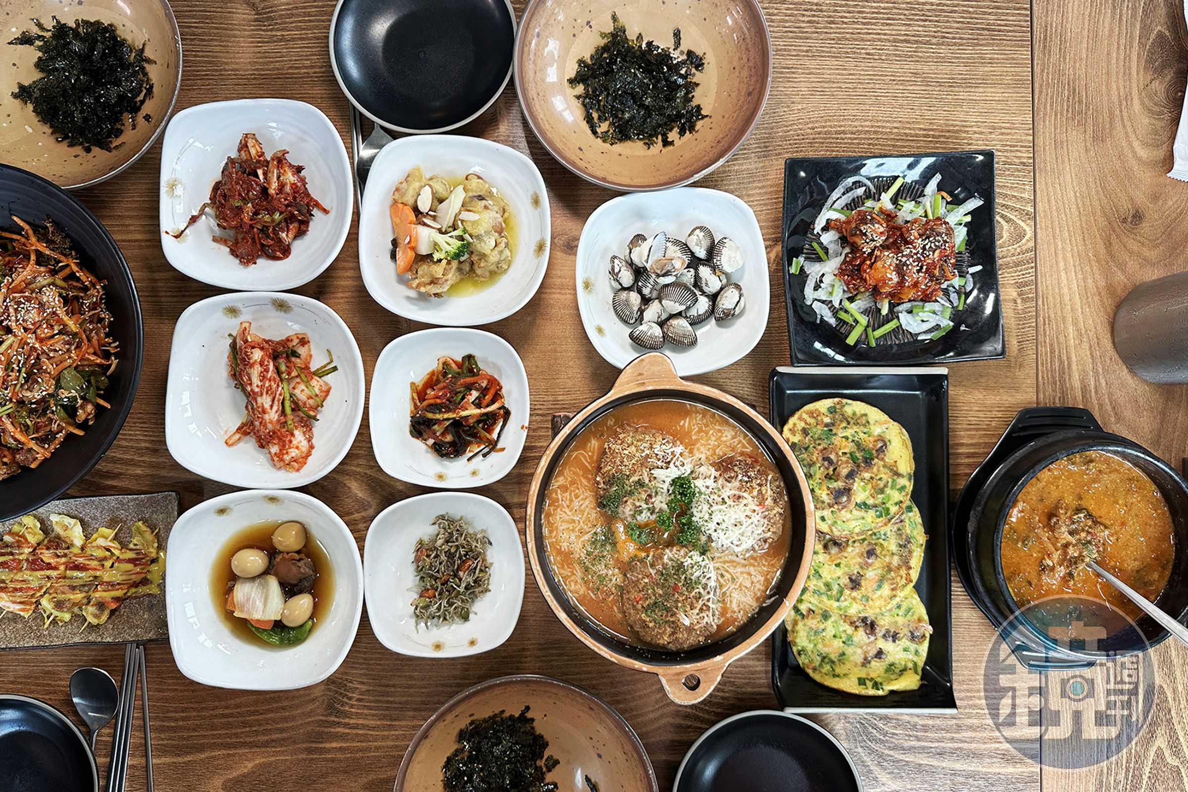 「彈塗魚泥蚶定食」能一次品嘗到近十種泥蚶料理,非常過癮。(30,000韓元/人,約NT$750,兩人份起跳)