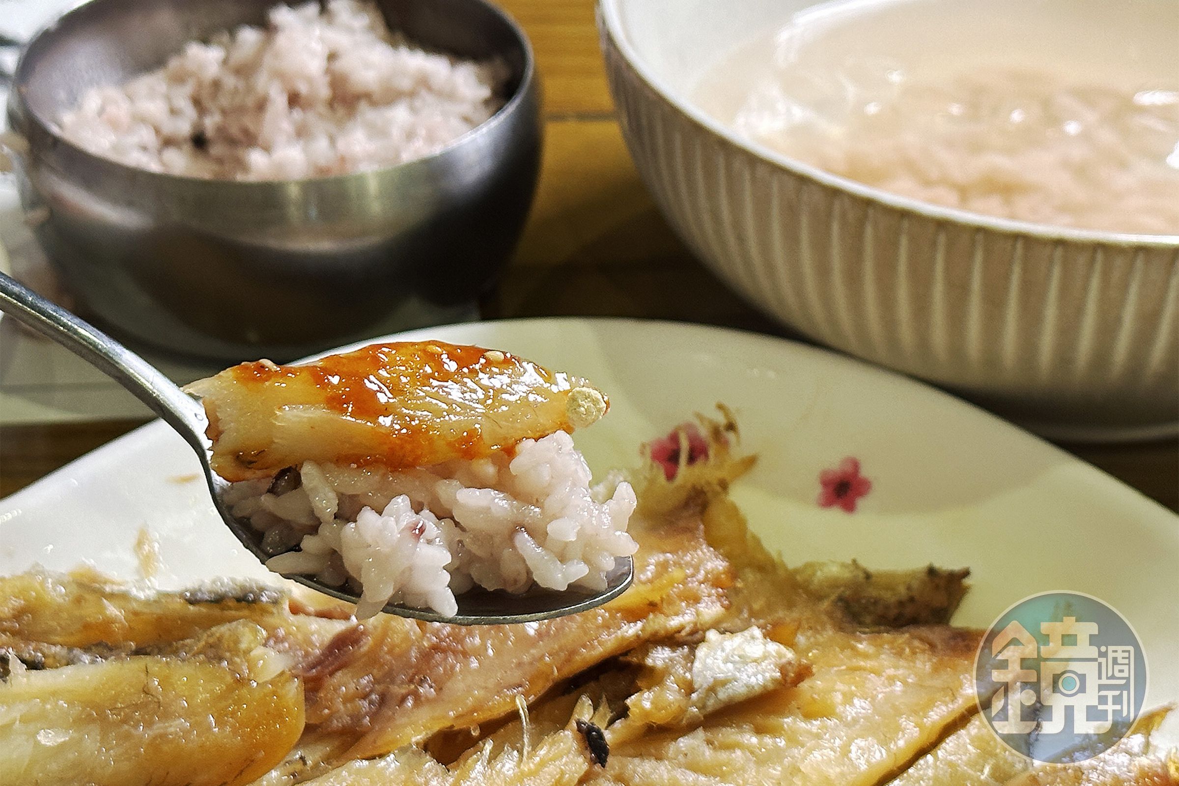 大麥黃花魚的正宗吃法會把白飯浸泡在冰綠茶水之後,配上一勺魚肉與辣醬一起享用。