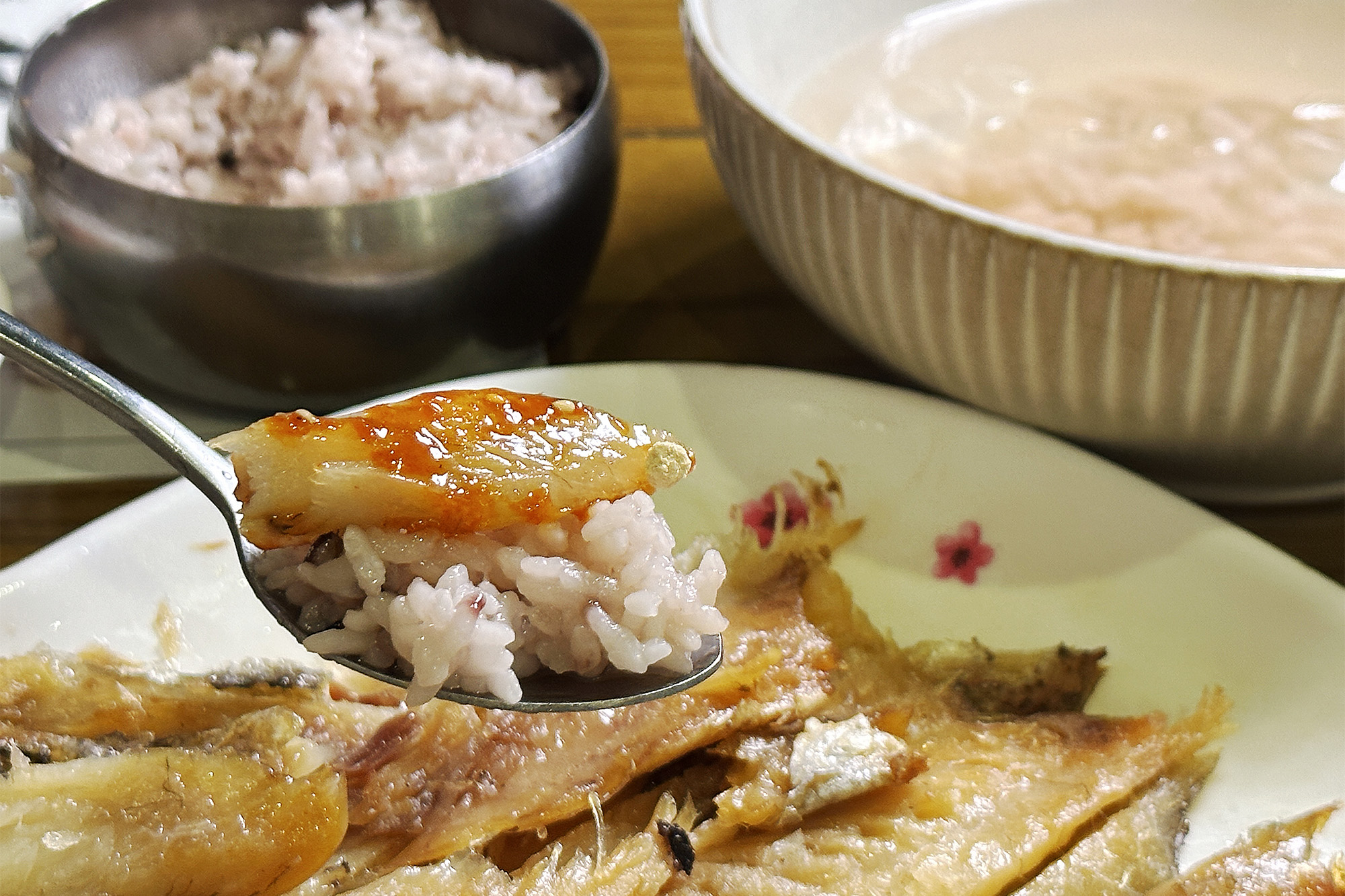 大麥黃花魚的正宗吃法會把白飯浸泡在冰綠茶水之後，配上一勺魚肉與辣醬一起享用。