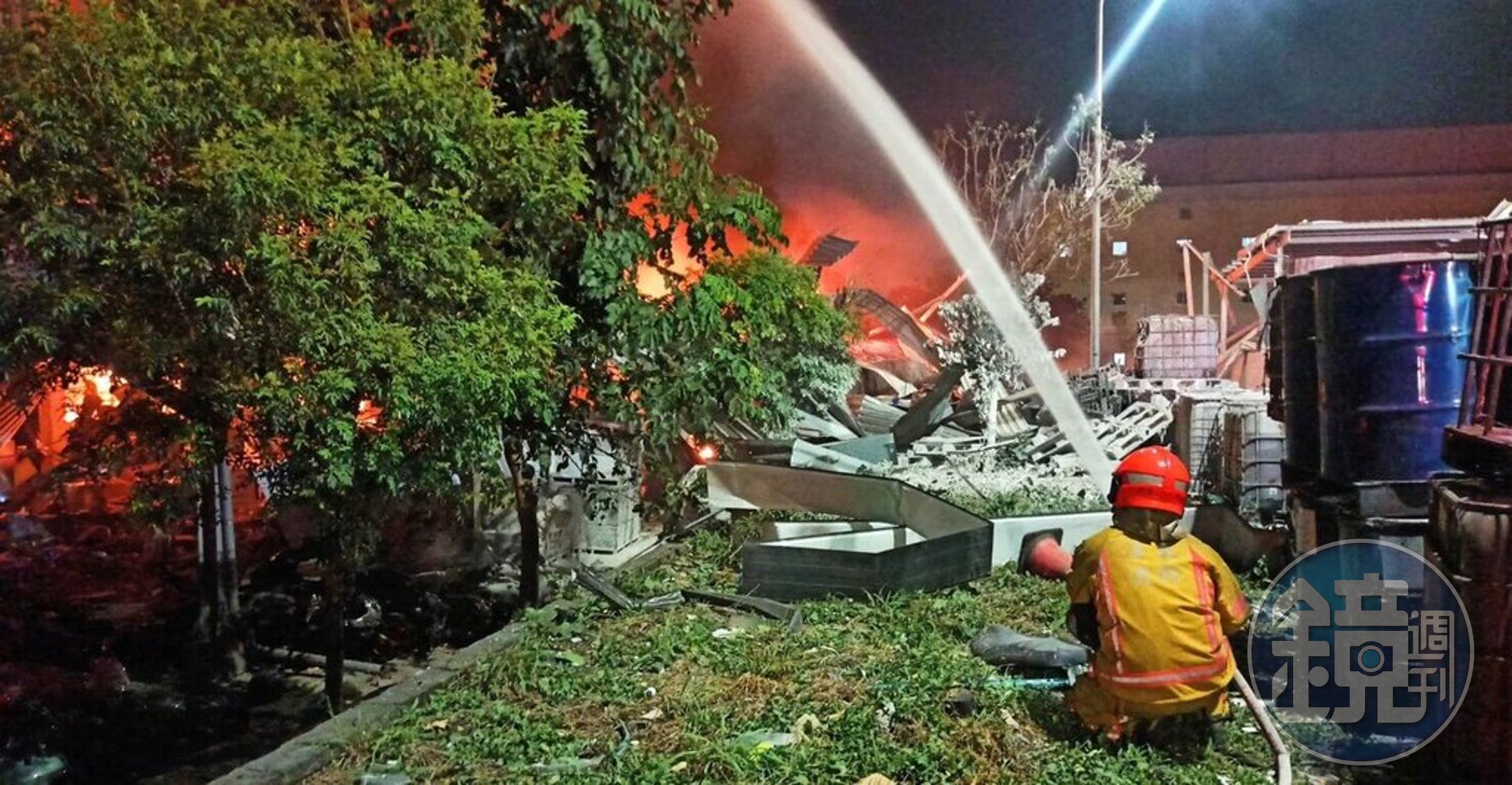 明揚國際科技公司屏東廠房22日傍晚傳出爆炸火警，造成4名消防員殉職。（屏東縣消防局提供）