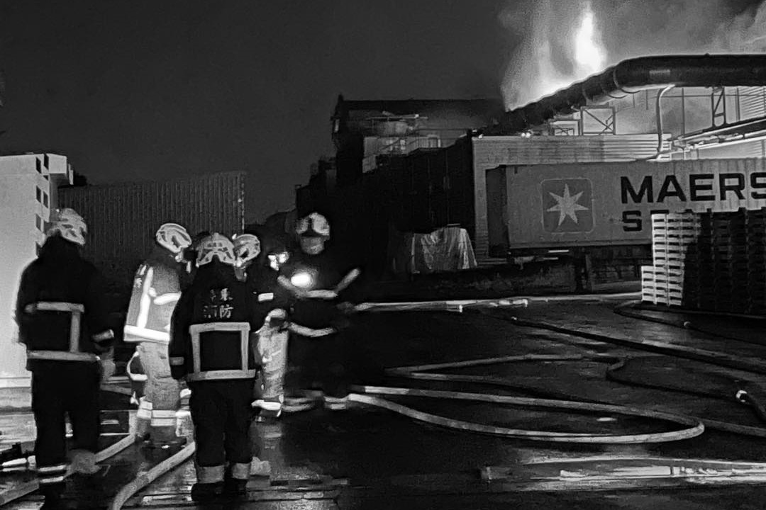 屏東科技園區明揚國際公司工廠昨（22日）晚間發生爆種，釀6人死亡、4人失聯、逾百人受傷就醫悲劇，至今火還未滅。（翻攝畫面）