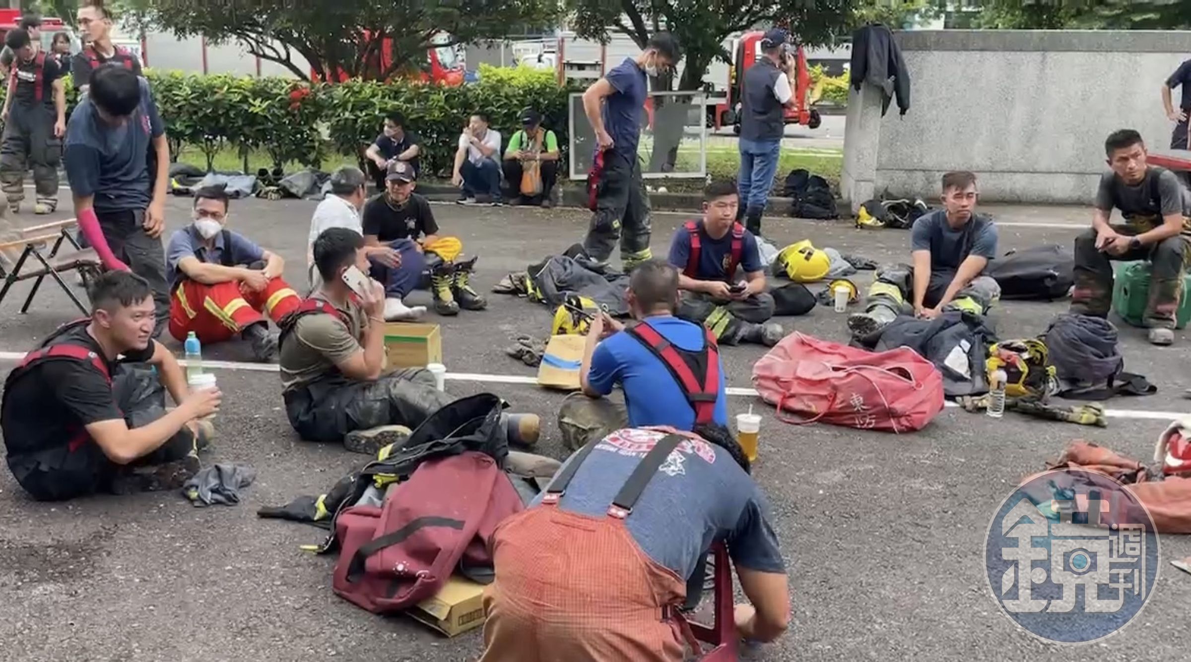  明揚國際科技公司屏東廠房22日傍晚傳出爆炸火警，消防員今在現場待命。（屏東縣消防局提供）