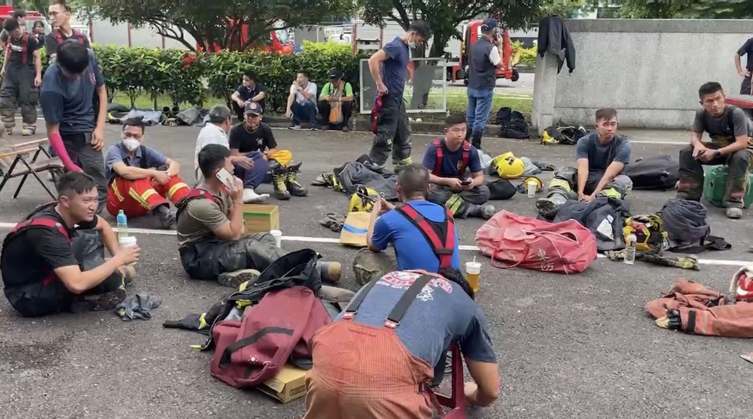  明揚國際科技公司屏東廠房22日傍晚傳出爆炸火警，消防員今在現場待命。（屏東縣消防局提供）