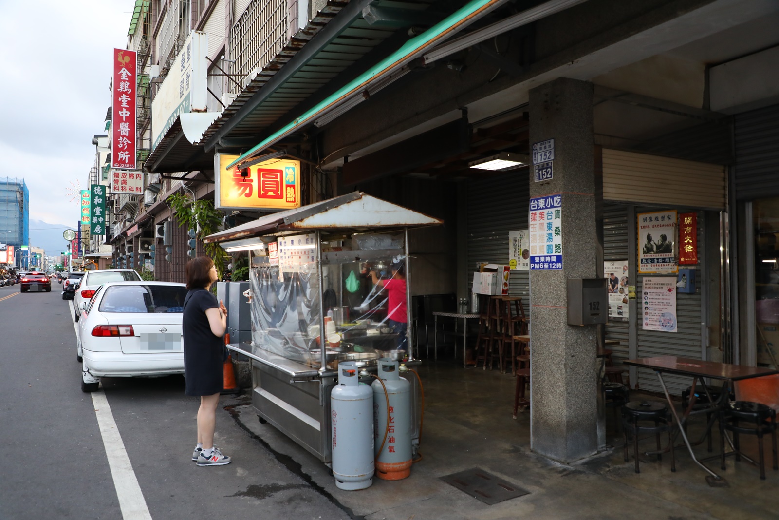 蓮玉湯圓的攤車旁只有一個寫著「冷熱湯圓」的霓虹燈招牌。