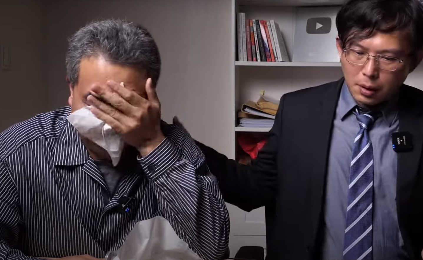  農業粉專「Linbay好油」版主林裕紘22日上前立委黃國昌節目，談到粉專因家人受威脅停更忍不住落淚。（翻攝自黃國昌YT頻道）