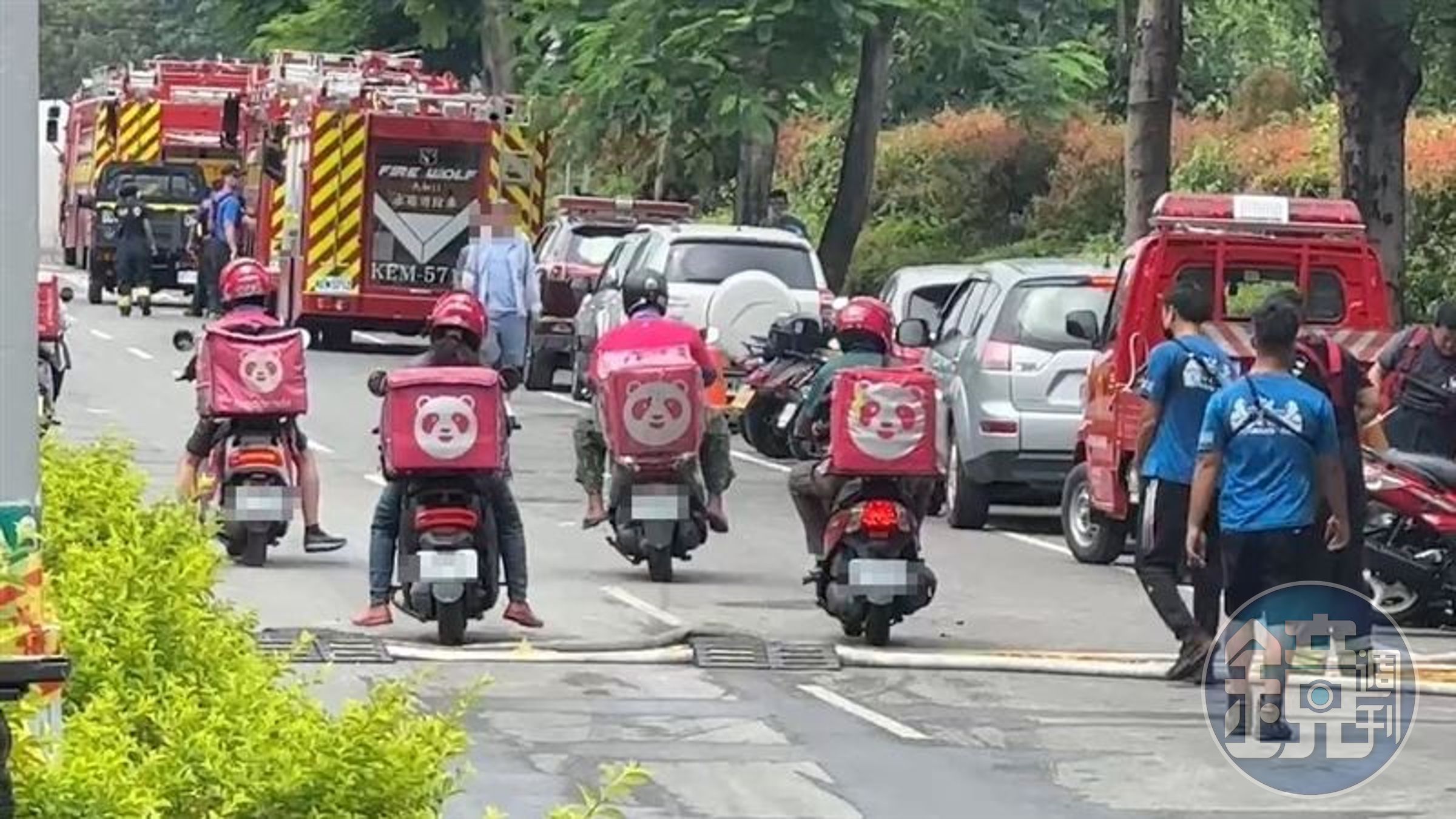 屏東明揚國際科技公司工廠晚間發生嚴重火警,有外送員自發性送餐點,慰勞辛苦的消防員們。(翻攝畫面)