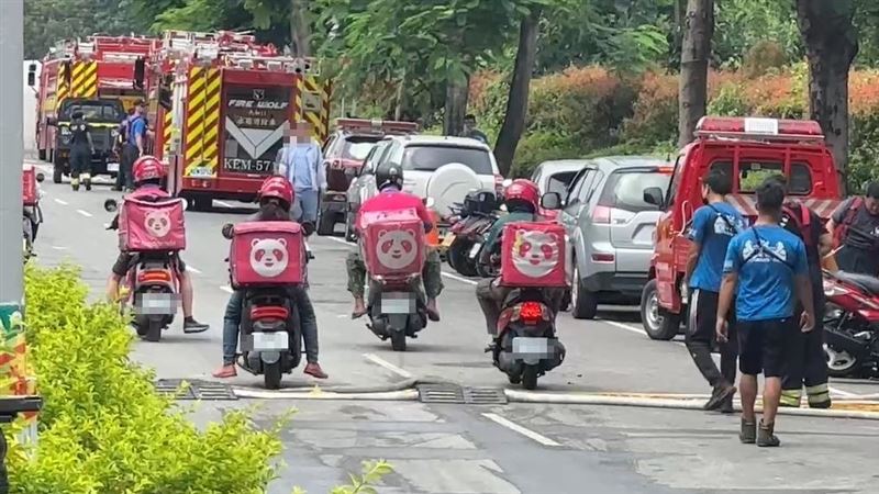 屏東明揚國際科技公司工廠晚間發生嚴重火警，有外送員自發性送餐點，慰勞辛苦的消防員們。（翻攝畫面）