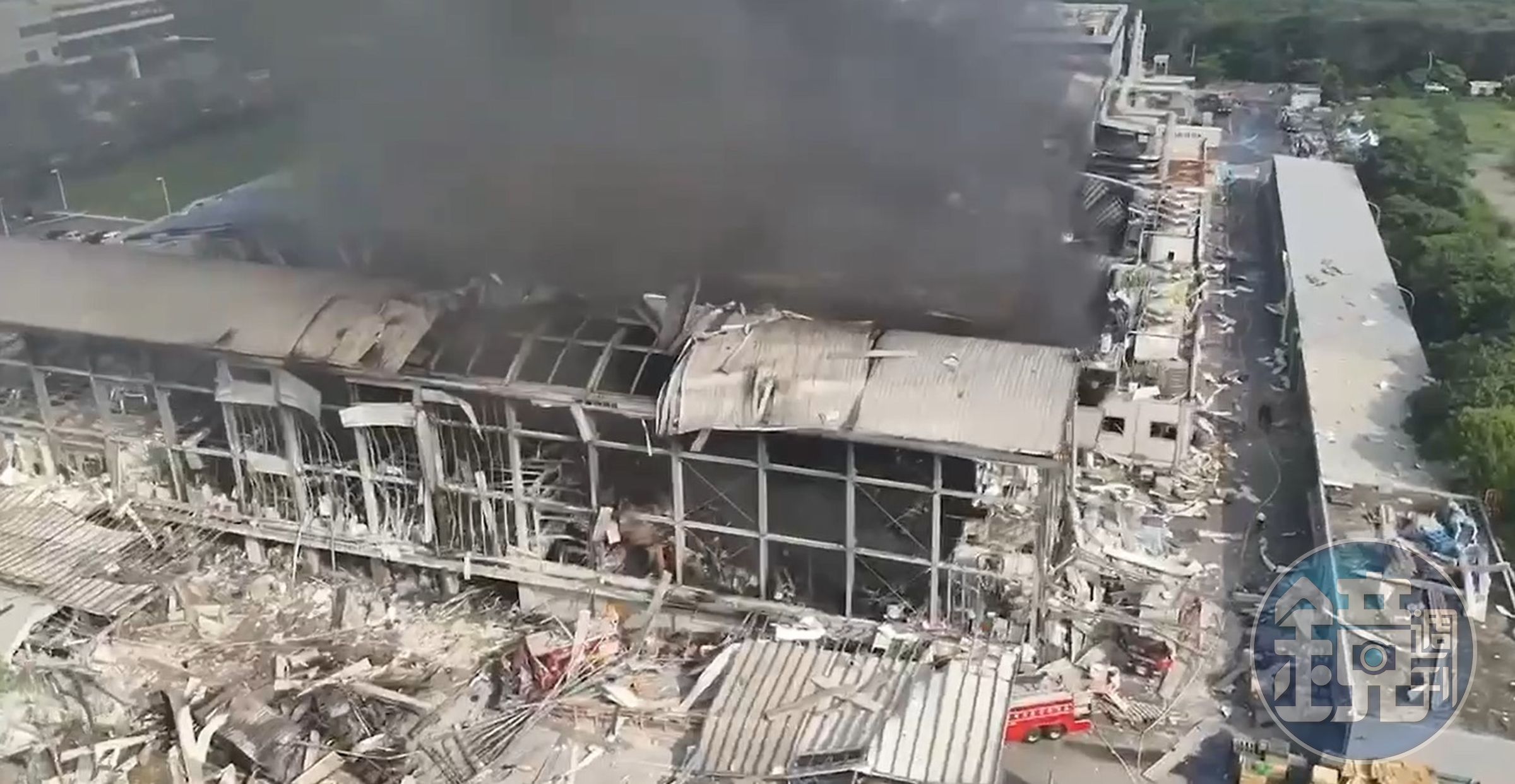 明揚國際屏東房廠火勢猛烈,消防局釋出空拍圖,工廠幾乎面目全非。(翻攝畫面)
