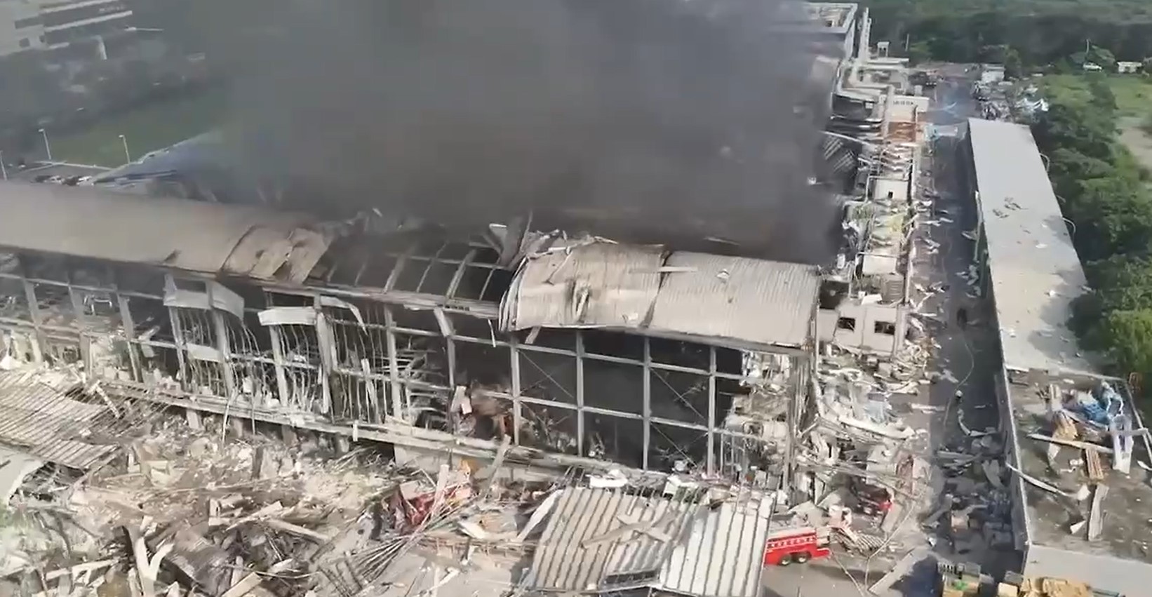 明揚國際屏東房廠火勢猛烈，消防局釋出空拍圖，工廠幾乎面目全非。（翻攝畫面）